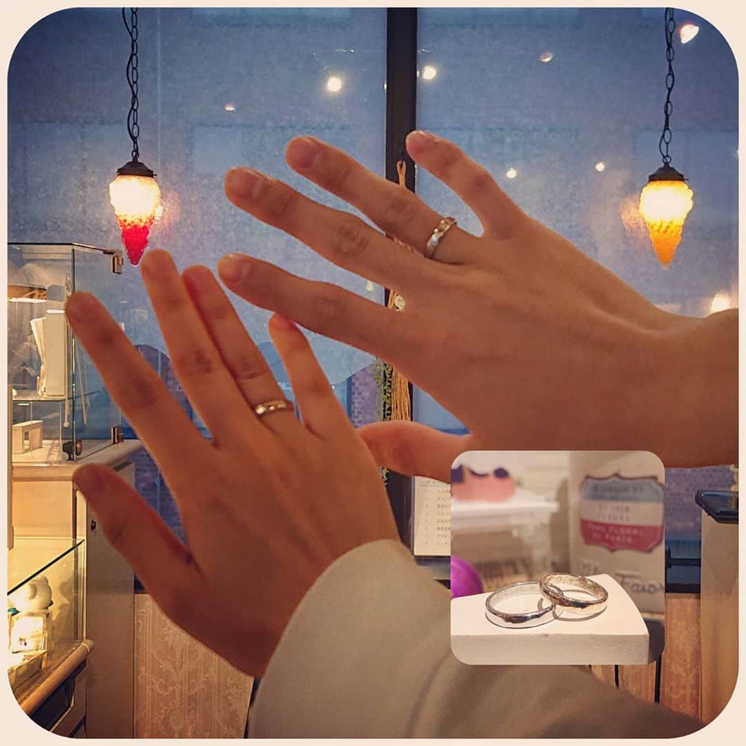 手作り指輪【ジュエリーアウラ】福岡さんのインスタグラム写真 - (手作り指輪【ジュエリーアウラ】福岡Instagram)「【 1番人気の指 】 ｢どの指につけますか？｣  つける指によって 意味があったりします。  良く知られているのは 左手の薬指。  血管が心臓（ハート）に 繋がっているから 愛がつながる指として 結婚する時に つける指です。  本当に結婚する時までに 大切にとっててあげてね。  カップルさんのステディな ペアリングは 右手の薬指がスタンダード。  でも私は そうゆうのに しばられないで、  自分が着けたい指に つけて欲しい。  恋愛は縛らない方が 上手くいくからね！  100%手作り&オーダーメイド専門店 ジュエリーアウラ  #jewelry.aura #ジュエリーアウラ #手作りシルバーペアリング #手作りシルバー体験教室 #ハンドメイド小倉 #福岡北九州で人気の手作り体験教室 #当日お持ち帰り  #90分で完成  #完全ご予約制  #12月のご予約受付中  #ご予約はプロフィールより」10月23日 23時51分 - jewelry.aura