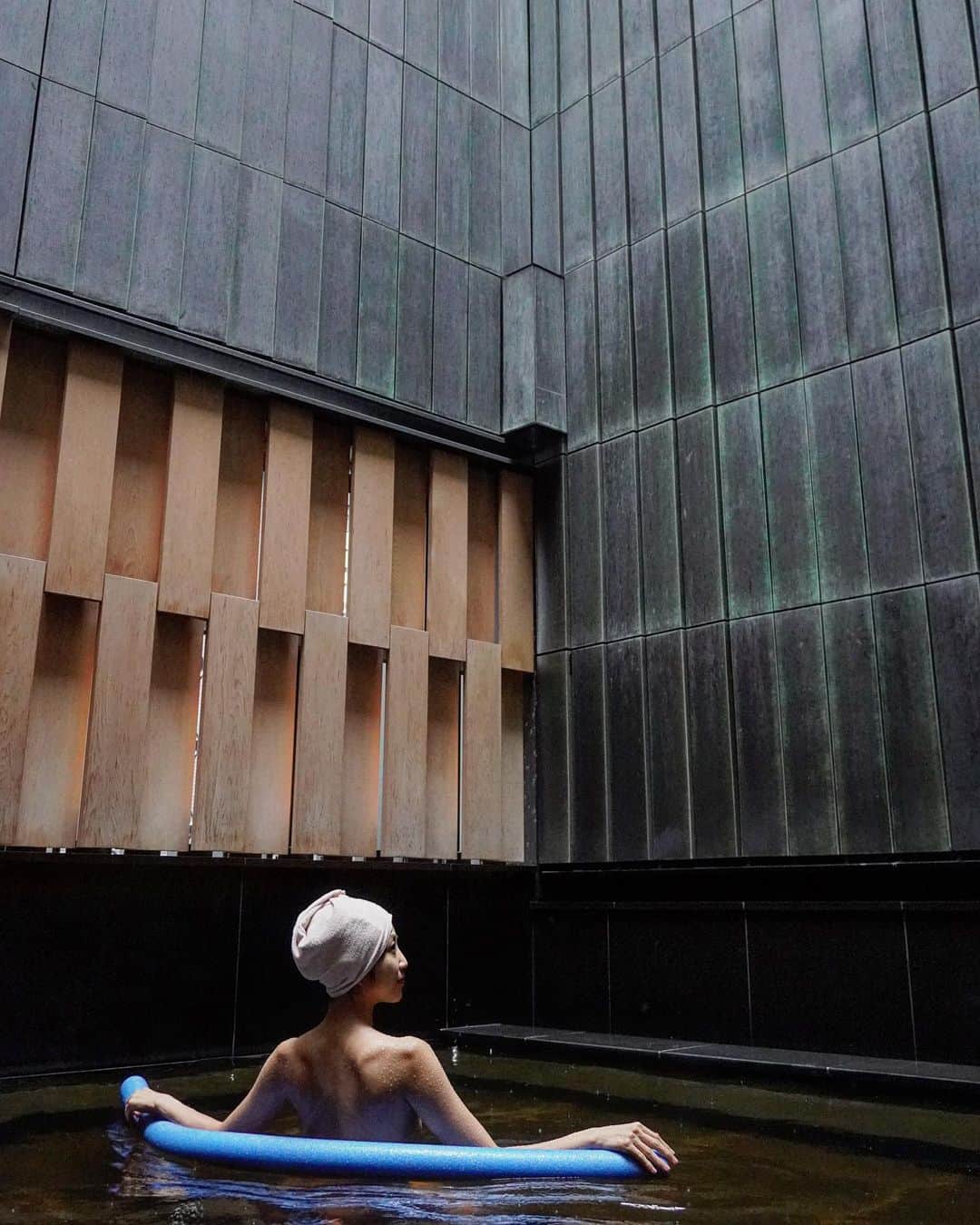渡辺由布子さんのインスタグラム写真 - (渡辺由布子Instagram)「♨️  東京の真ん中に地下1,500mから源泉を掘り起こした#大手町温泉。 都心の空を近くに感じられる、最上階の露天風呂を貸切に！  (深呼吸養生プラン予約時のみ貸切可能)  ▶︎ @yolo.style_japan  都心の日本旅館で養生する2泊3日の滞在型スパプログラム「深呼吸養生」【星のや東京】  💻 https://yolo.style/yolo/article/613797/  📍 @hoshinoya.official #HoshinoyaTokyo #TOKYO #🇯🇵   #日本再発見 #東京再発見 #マイクロツーリズム #ワーケーション  #星野リゾート  #星のや #温泉旅館  #温泉旅行  #露天風呂  #雨天  #温泉好きな人と繋がりたい  #WorldsBestHotels #Hoshinoya  #staycation #workation  #hotelstay  #hotels #hoteltour  #TokyoTrip #DiscoverTokyo  #TravelWriter  #♨️」10月23日 23時51分 - watanabe_yuko