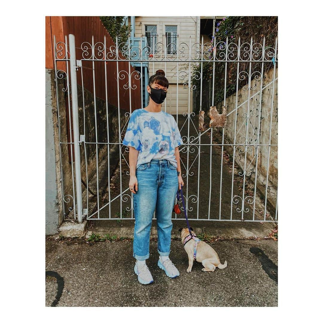 Melissa Santiagoさんのインスタグラム写真 - (Melissa SantiagoInstagram)「She won’t face the camera because she’s embarrassed by my pug shirt. 📸: @bulius」10月23日 23時53分 - shortformelissa