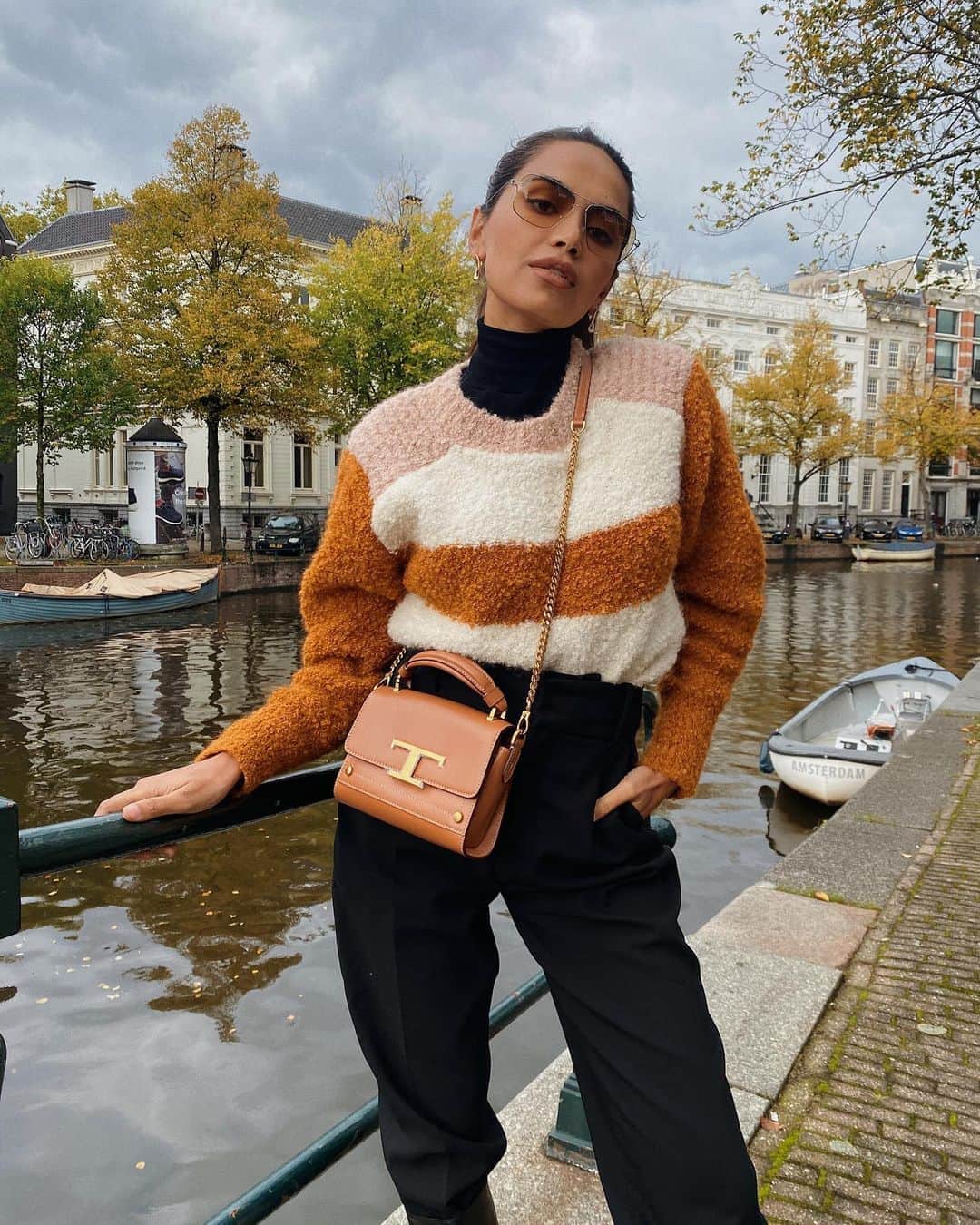 Diipa Büller-Khoslaのインスタグラム：「Second hand everything, and proud of it! 🌍❤️🙌🏽  Did you know: The fashion industry alone produces 20% of all humanity’s carbon emissions. Working to “Change the way we shop” and become more conscious consumers is what #ProjectEarth is all about. Proud of @post.for.change & @theofficialselfridges for this incredible new campaign.  - What are ways you can change the way you shop? 🌍🌍」