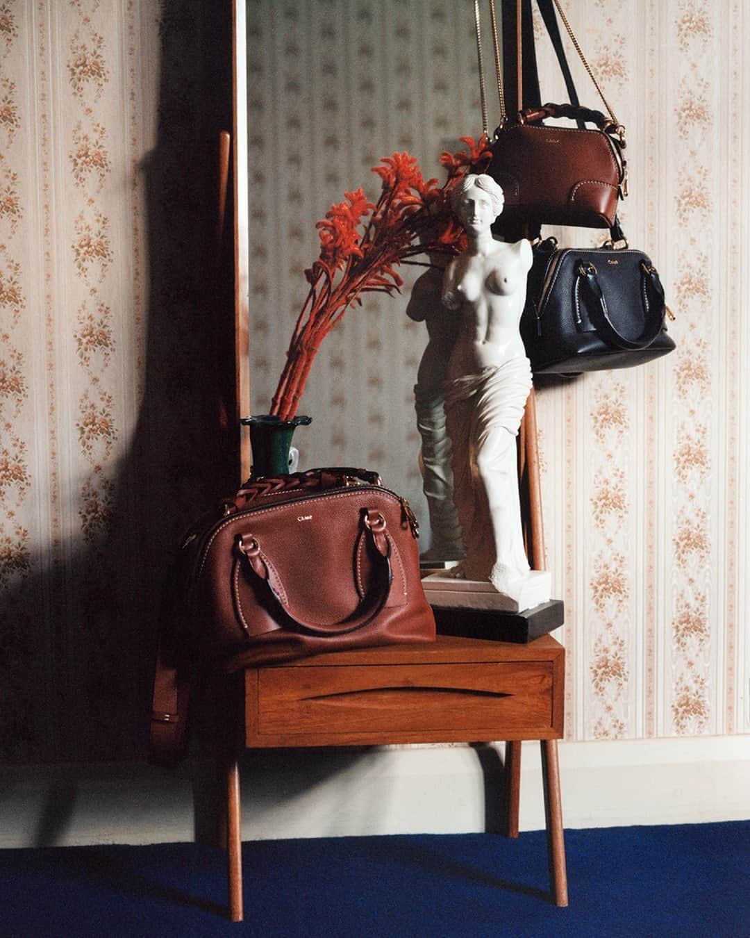 のインスタグラム：「Daria, the season’s statement bag, spans sizes from large to mini. Which one speaks to you?  Shop the Daria selection in boutiques and on chloe.com  #CHLOEdaria #CHLOE」