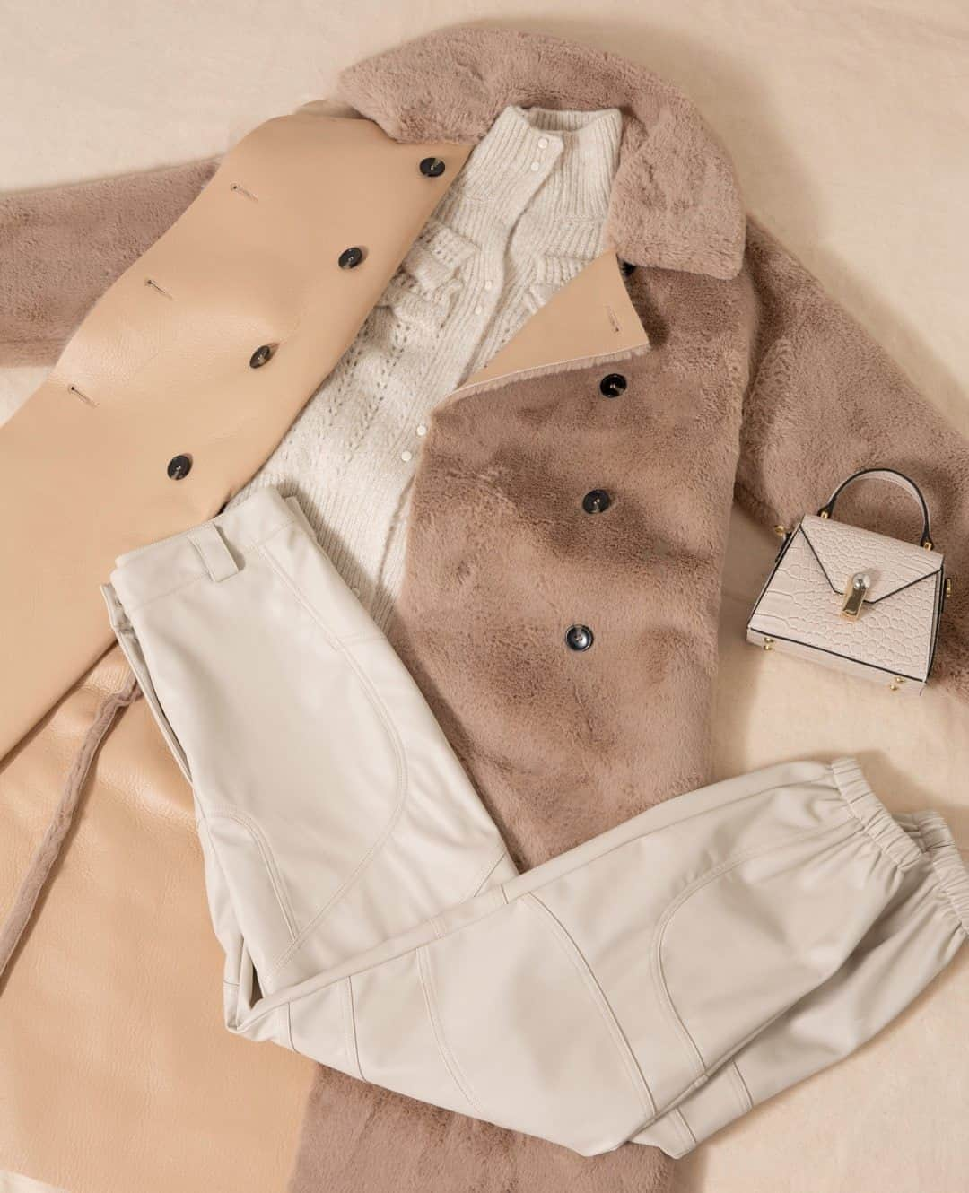 トップショップさんのインスタグラム写真 - (トップショップInstagram)「A whole lot of neutrals from our latest IDOL collection.  #TopshopStyle Tap to shop or shop via the 🔗 in bio.」10月24日 0時00分 - topshop