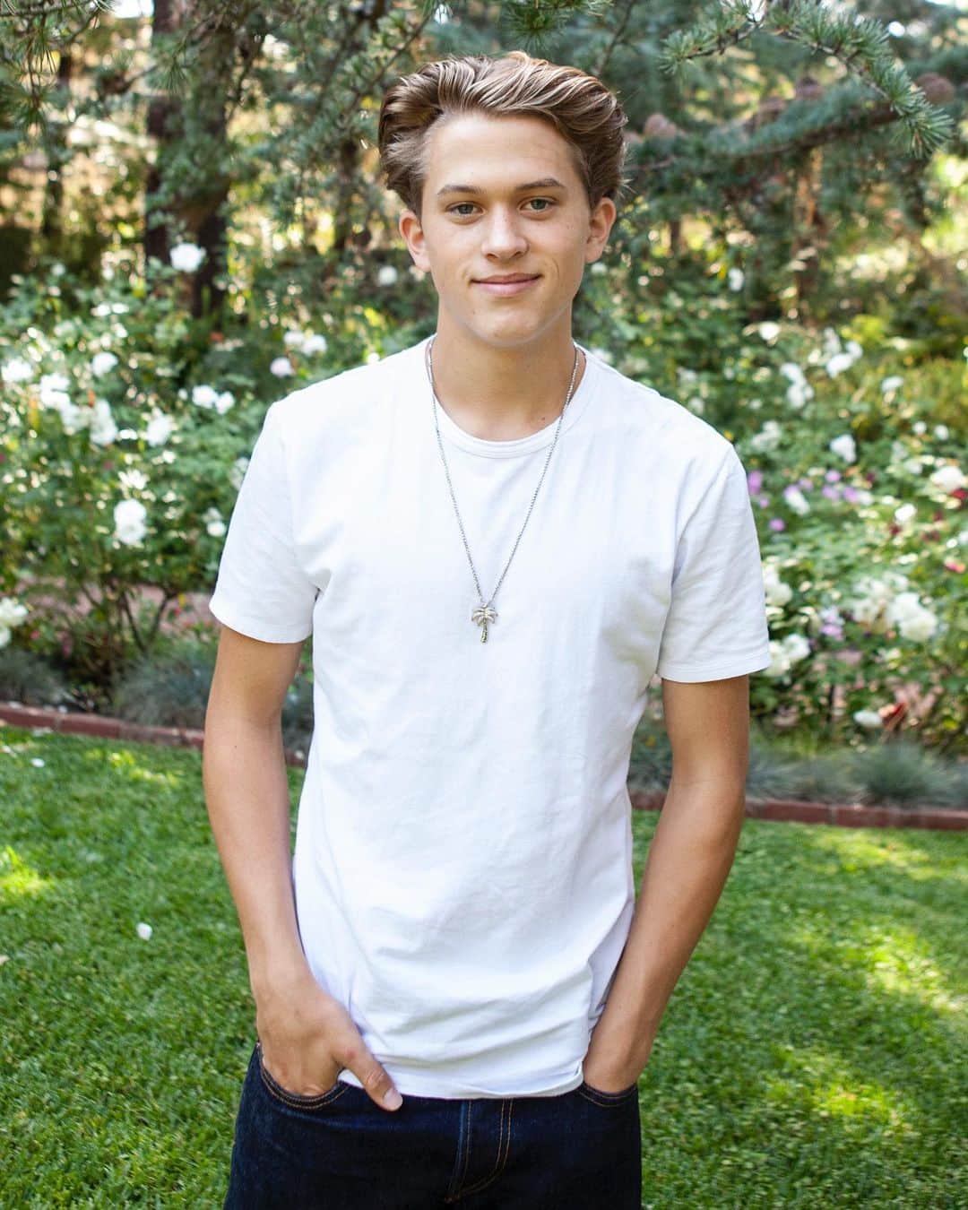 のインスタグラム：「Happy Birthday to my wonderful son @deaconphillippe! 💫 My bright light/ hardworking / fun-loving / music making / deeply kind son, who always finds the good in everyone and everything. What a pleasure to watch you grow into an amazing young man who is always curious and endlessly creative. Can’t wait to celebrate! I love you so much 🥰🎈#17」