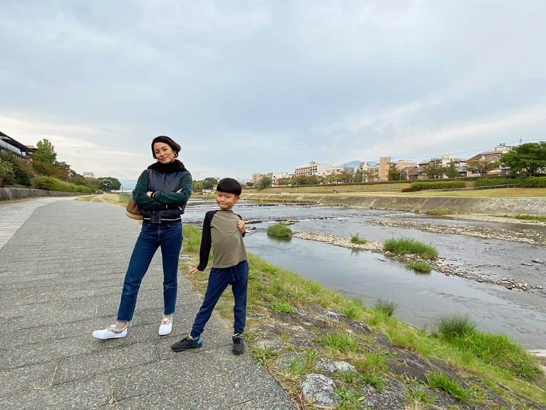 桃生亜希子さんのインスタグラム写真 - (桃生亜希子Instagram)「な〜にも決めず、鴨川まで家族で散歩した。 　 　それが、なんだかとても幸せな時間だった。 　 　死ぬ時に思い出すのは、こうした何気ない時間のような気がする。  #ぱぱmと息子k #街角シリーズだよ #鴨川 #kyoto #京都　#travel」10月24日 0時01分 - pinokosugar