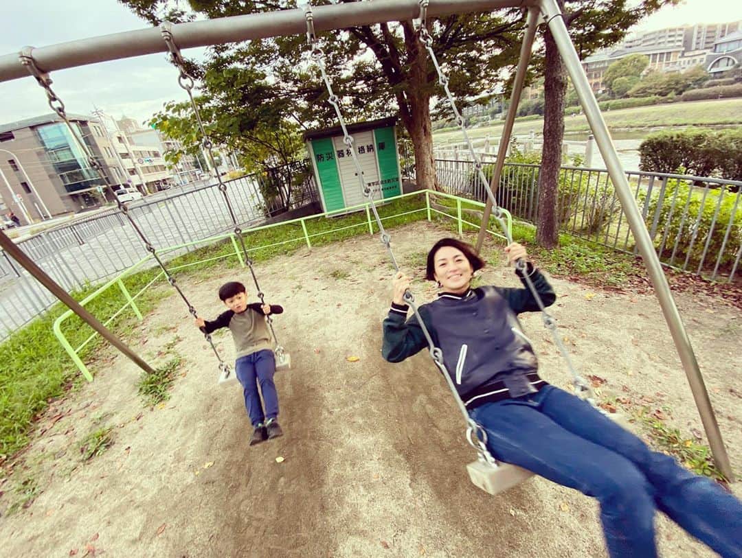 桃生亜希子さんのインスタグラム写真 - (桃生亜希子Instagram)「な〜にも決めず、鴨川まで家族で散歩した。 　 　それが、なんだかとても幸せな時間だった。 　 　死ぬ時に思い出すのは、こうした何気ない時間のような気がする。  #ぱぱmと息子k #街角シリーズだよ #鴨川 #kyoto #京都　#travel」10月24日 0時01分 - pinokosugar