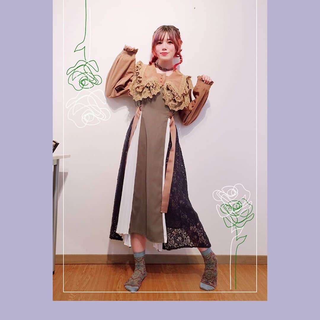 Machicoさんのインスタグラム写真 - (MachicoInstagram)「10/23@ #プロセカ生放送 ワンダショちゃんねる📺 秋っぽくメルヘンガーリー📖 ブラウス：台湾で ワンピ： @axes_femme_official  靴下：@tabio.jp  #Machico #セルフ衣装 #outfit」10月24日 0時01分 - machico_3s25
