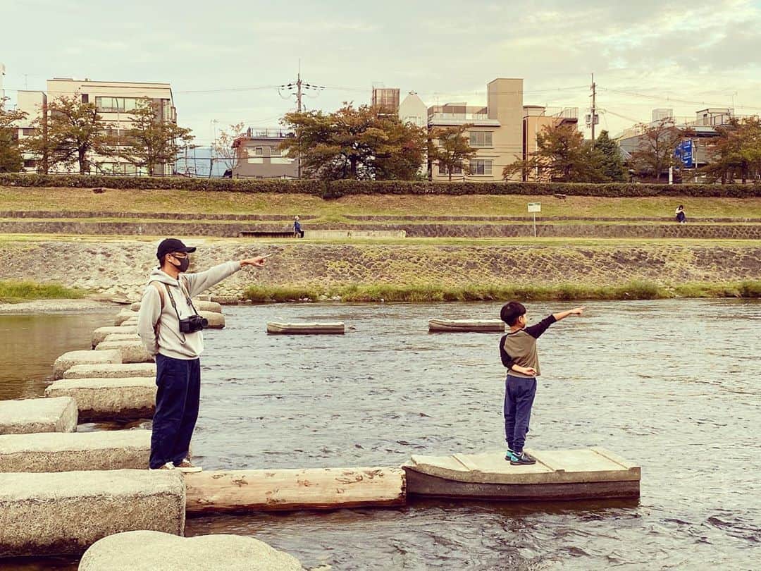 桃生亜希子のインスタグラム：「な〜にも決めず、鴨川まで家族で散歩した。 　 　それが、なんだかとても幸せな時間だった。 　 　死ぬ時に思い出すのは、こうした何気ない時間のような気がする。  #ぱぱmと息子k #街角シリーズだよ #鴨川 #kyoto #京都　#travel」