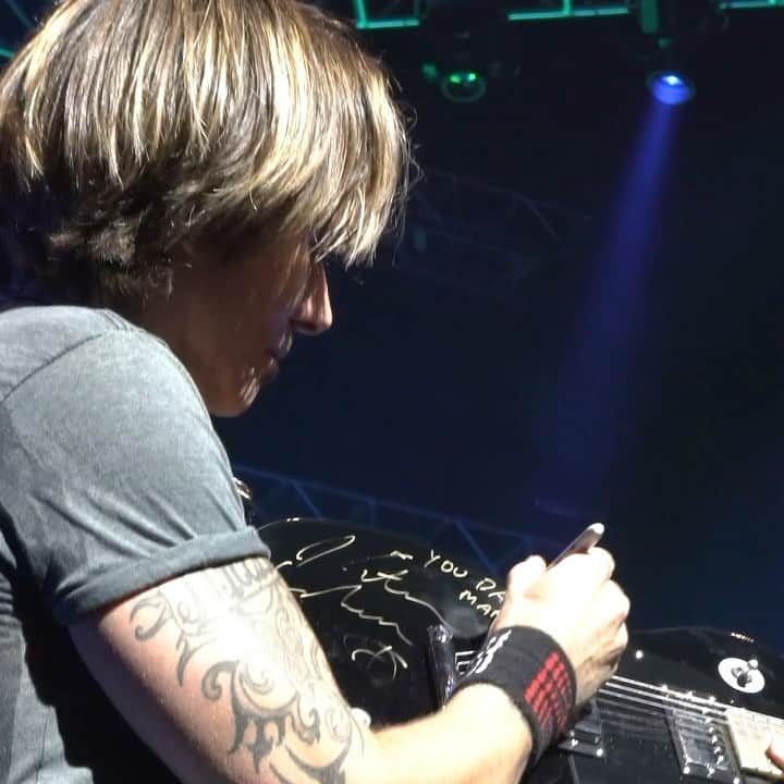 キース・アーバンのインスタグラム：「While I’m not giving away THIS guitar, I AM giving you the chance to win a signed guitar because I’ve got “one too many” (see what I did there?)  Link in bio to enter and most importantly, good luck 🤘 No purchase necessary.」