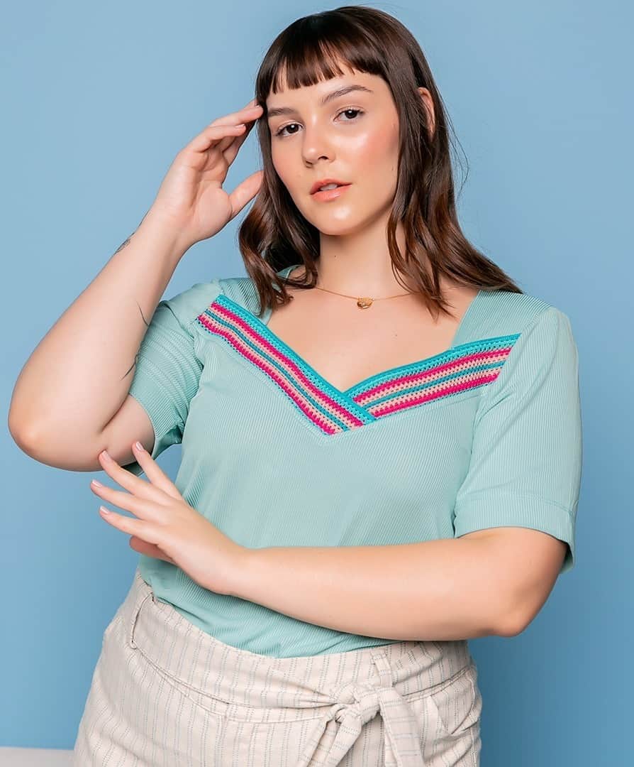 DECÊNCIAのインスタグラム：「Para quem ama looks coloridos, mas ainda sim gosta de um visual mais neutro e básico, peças com detalhes, como ao elástico, são uma ótima opção! #decencia #blusaplussize #roupasplus #bodypositive」