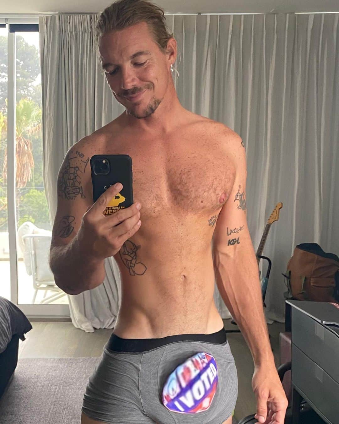 ディプロさんのインスタグラム写真 - (ディプロInstagram)「dropped a major lazer album and voted today to help make a better future for our kids」10月24日 0時06分 - diplo