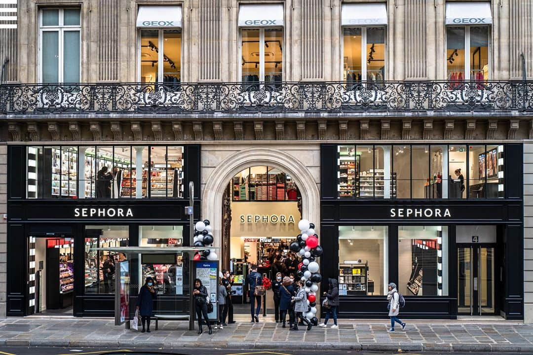 セフォラさんのインスタグラム写真 - (セフォラInstagram)「Un tout nouveau temple de la beauté vient d'ouvrir ses portes : Bienvenue au SEPHORA Place de l'Opéra 😍 Mentionnez une personne qui rêverait de faire son shopping ici!  Un magasin sur 2 étages regroupant toutes nos marques les plus HOT et avec une vue imprenable sur l'Opéra Garnier!  #SephoraPlaceDeLOpera #SephoraFrance」10月24日 0時07分 - sephorafrance