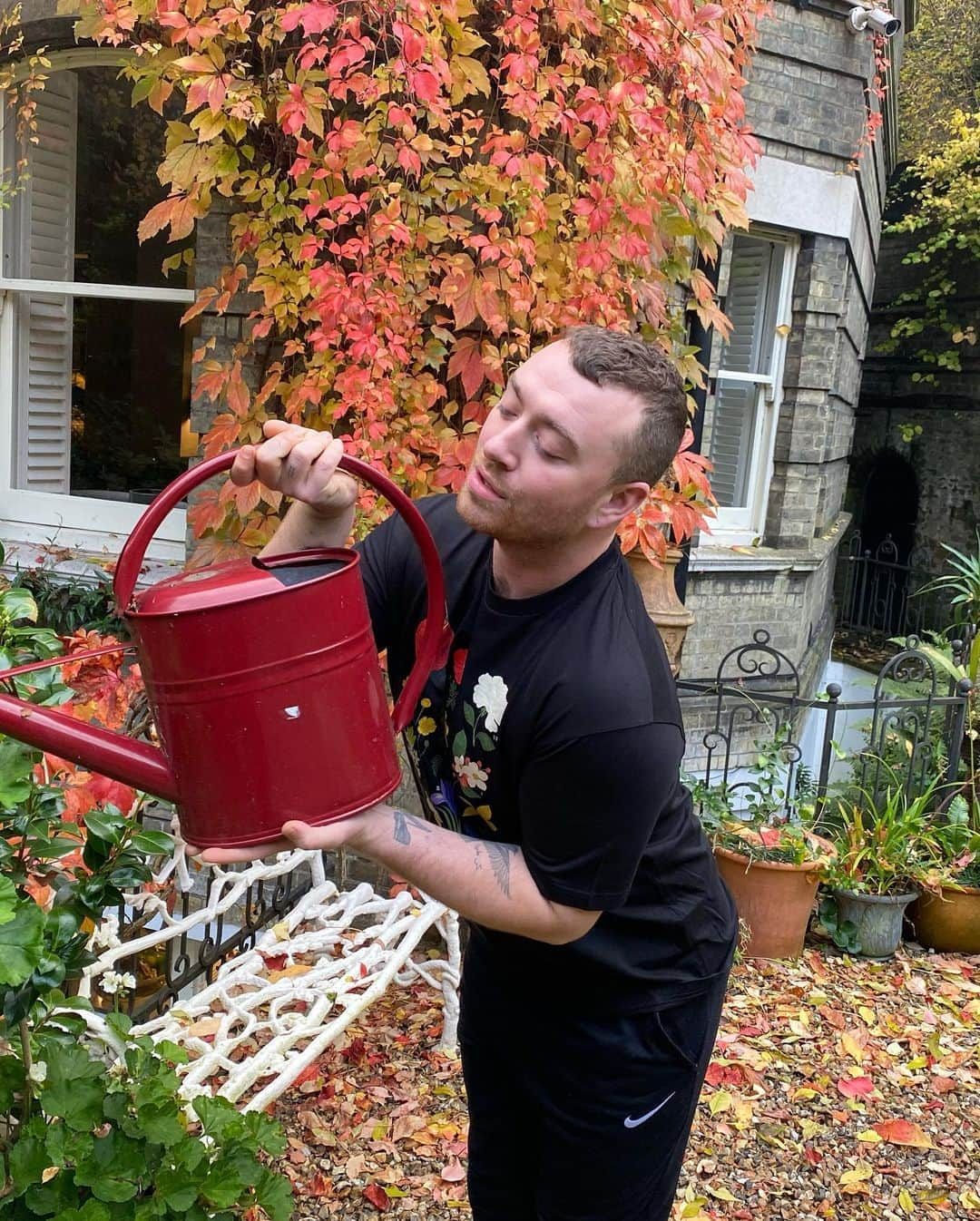 サム・スミスさんのインスタグラム写真 - (サム・スミスInstagram)「Just attending to the garden darling #lovegoes #1week #babynumber3 #readytopop」10月24日 0時09分 - samsmith