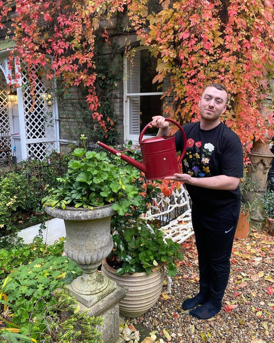 サム・スミスさんのインスタグラム写真 - (サム・スミスInstagram)「Just attending to the garden darling #lovegoes #1week #babynumber3 #readytopop」10月24日 0時09分 - samsmith