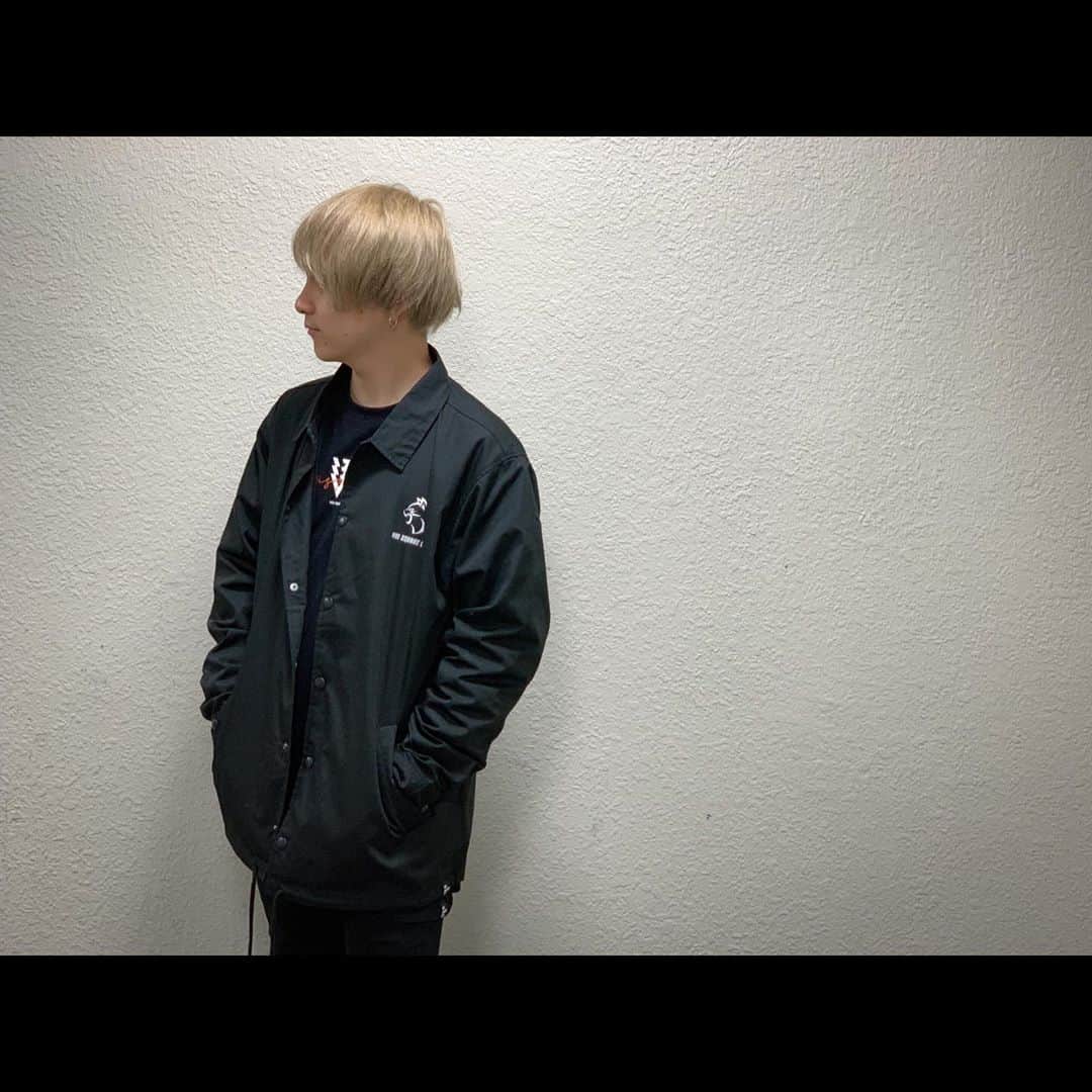 VOI SQUARE CATさんのインスタグラム写真 - (VOI SQUARE CATInstagram)「【NEW ARRIVAL】  🍁秋物新作グッズ解禁!!🍁  ◾︎"LOGO T/C Coach Jacket" [Price]：¥6,800 [Color]：BLACK [Size]：FREE  吸湿性と防しわ性に優れた上質なT/Cウェザー生地のボディを採用。機能性とファッション性に優れた、秋〜冬のマストアイテム！  ◾︎"SHARED BIG L/S T-shirt" [Price]：¥4,000 [Color]：BLACK / WHITE [Size] : FREE  サイズ感にこだわったビッグシルエットのロンT👕 胸には差し色が映える胸ロゴで、重ね着でも単体でも着こなせる一枚！  *各商品ページにてその為詳細掲載  ▼ーーーーーーーー▼ 2020年11月1日 発売  公式オンラインストアにて、 先行予約受付開始!!🤳  🙌ぜひご予約ください！🙌  #voisquarecat #ぼいすく #秋のボイまつり #ファッション #コーチジャケット #ロンt」10月24日 0時10分 - voisquarecat