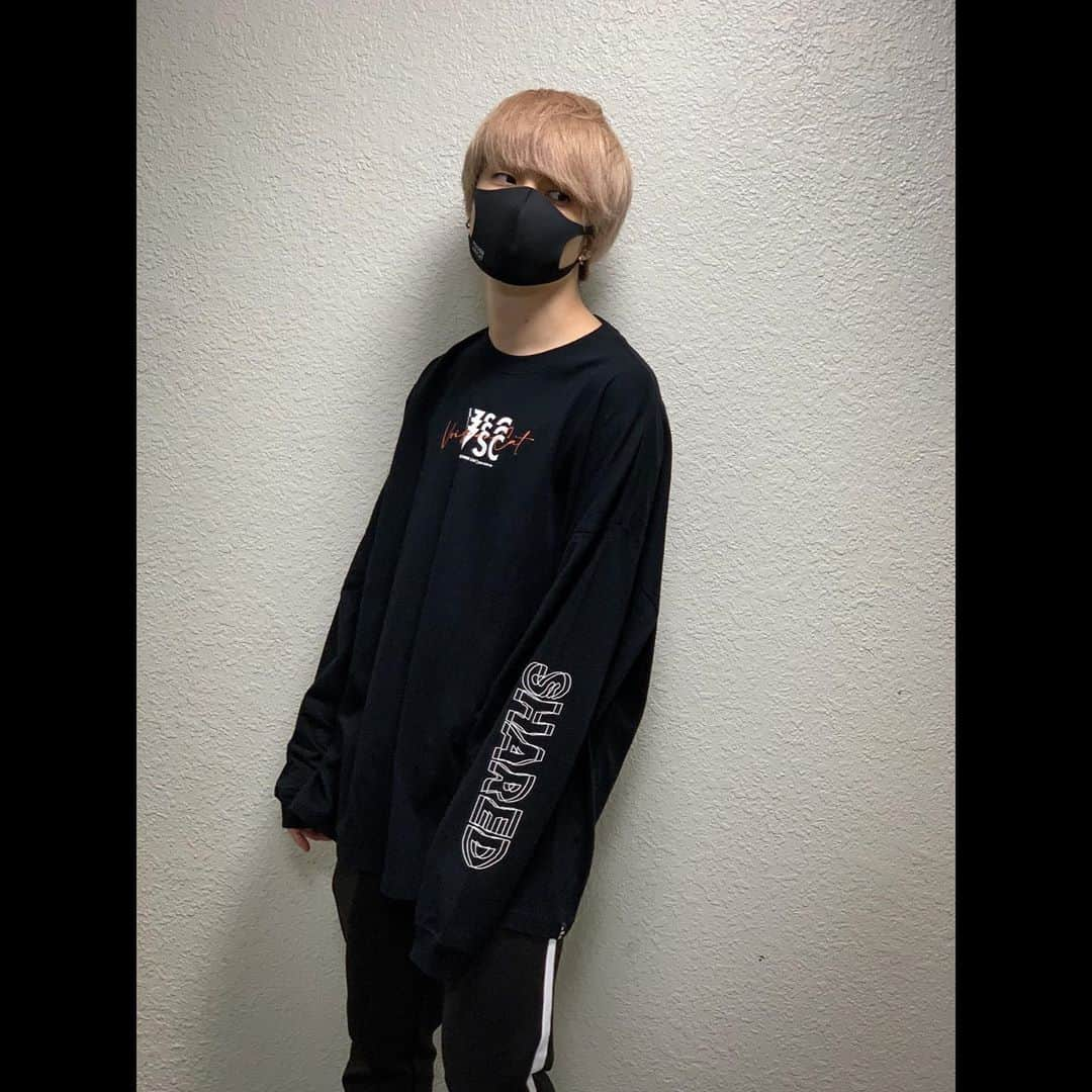 VOI SQUARE CATさんのインスタグラム写真 - (VOI SQUARE CATInstagram)「【NEW ARRIVAL】  🍁秋物新作グッズ解禁!!🍁  ◾︎"LOGO T/C Coach Jacket" [Price]：¥6,800 [Color]：BLACK [Size]：FREE  吸湿性と防しわ性に優れた上質なT/Cウェザー生地のボディを採用。機能性とファッション性に優れた、秋〜冬のマストアイテム！  ◾︎"SHARED BIG L/S T-shirt" [Price]：¥4,000 [Color]：BLACK / WHITE [Size] : FREE  サイズ感にこだわったビッグシルエットのロンT👕 胸には差し色が映える胸ロゴで、重ね着でも単体でも着こなせる一枚！  *各商品ページにてその為詳細掲載  ▼ーーーーーーーー▼ 2020年11月1日 発売  公式オンラインストアにて、 先行予約受付開始!!🤳  🙌ぜひご予約ください！🙌  #voisquarecat #ぼいすく #秋のボイまつり #ファッション #コーチジャケット #ロンt」10月24日 0時10分 - voisquarecat