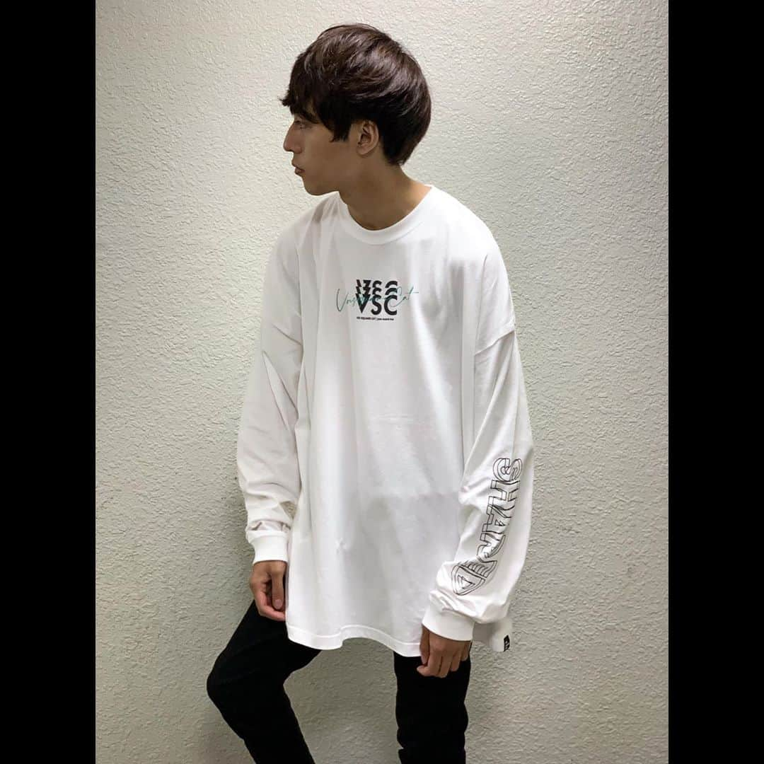 VOI SQUARE CATさんのインスタグラム写真 - (VOI SQUARE CATInstagram)「【NEW ARRIVAL】  🍁秋物新作グッズ解禁!!🍁  ◾︎"LOGO T/C Coach Jacket" [Price]：¥6,800 [Color]：BLACK [Size]：FREE  吸湿性と防しわ性に優れた上質なT/Cウェザー生地のボディを採用。機能性とファッション性に優れた、秋〜冬のマストアイテム！  ◾︎"SHARED BIG L/S T-shirt" [Price]：¥4,000 [Color]：BLACK / WHITE [Size] : FREE  サイズ感にこだわったビッグシルエットのロンT👕 胸には差し色が映える胸ロゴで、重ね着でも単体でも着こなせる一枚！  *各商品ページにてその為詳細掲載  ▼ーーーーーーーー▼ 2020年11月1日 発売  公式オンラインストアにて、 先行予約受付開始!!🤳  🙌ぜひご予約ください！🙌  #voisquarecat #ぼいすく #秋のボイまつり #ファッション #コーチジャケット #ロンt」10月24日 0時10分 - voisquarecat