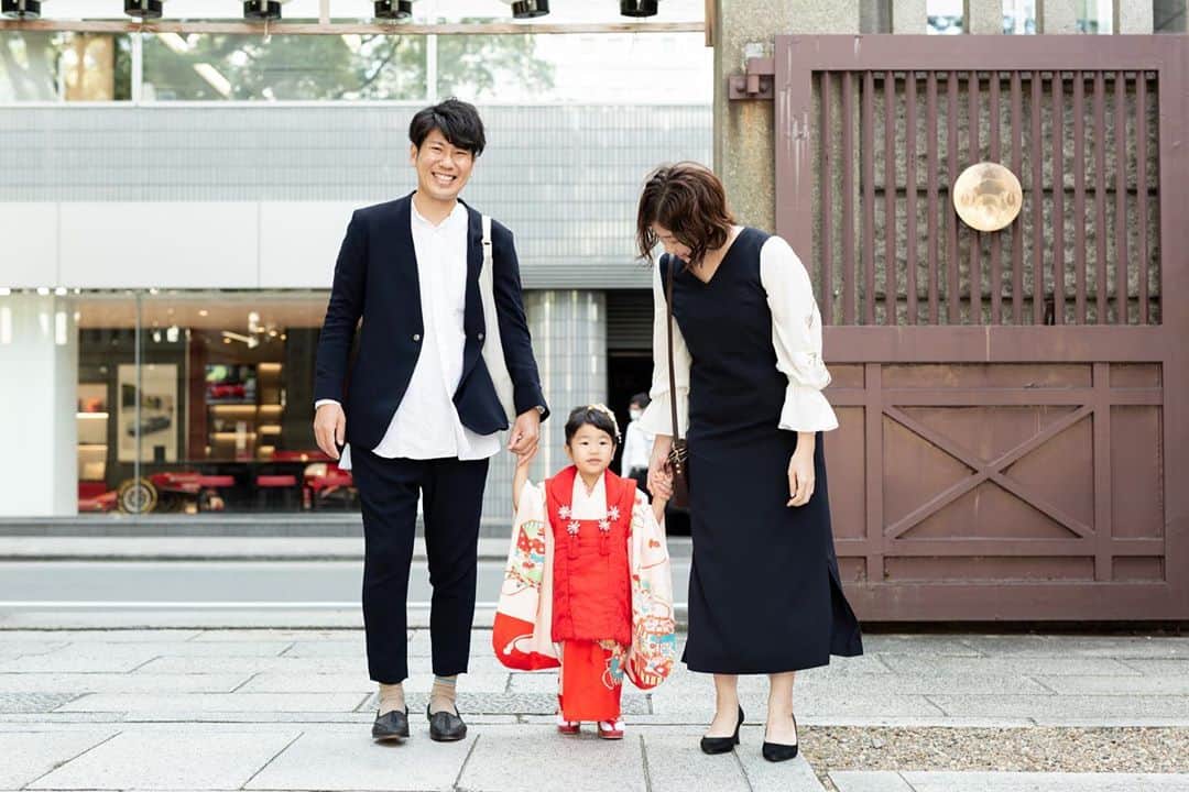 naoko tawaraさんのインスタグラム写真 - (naoko tawaraInstagram)「先日、娘の七五三のお参りに。現在2歳半。どんどん背が伸びて、おしゃべりで、活発な子に。七五三のお参りは、難波神社にいきました。娘は始終ご機嫌で、笑いっぱなし。当日、スーパーカメラマン衣笠 @kinugasanatsumi に撮ってもらった写真が今日上がってきましたが、どれもニコニコ。つられてみんないい笑顔の姿をたくさんおさめてもらいました。 なっちゃん、ありがとう〜。家宝にします。 これからものびのび元気に育ってほしいな。おめでとう。 #七五三　#難波神社」10月24日 0時16分 - noknok705