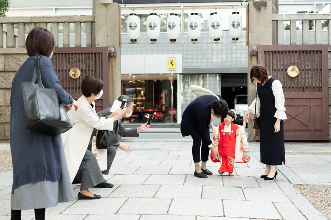 naoko tawaraさんのインスタグラム写真 - (naoko tawaraInstagram)「先日、娘の七五三のお参りに。現在2歳半。どんどん背が伸びて、おしゃべりで、活発な子に。七五三のお参りは、難波神社にいきました。娘は始終ご機嫌で、笑いっぱなし。当日、スーパーカメラマン衣笠 @kinugasanatsumi に撮ってもらった写真が今日上がってきましたが、どれもニコニコ。つられてみんないい笑顔の姿をたくさんおさめてもらいました。 なっちゃん、ありがとう〜。家宝にします。 これからものびのび元気に育ってほしいな。おめでとう。 #七五三　#難波神社」10月24日 0時16分 - noknok705