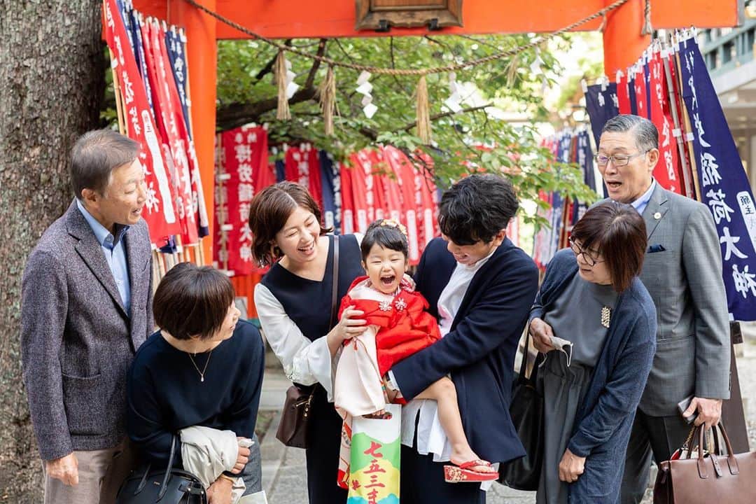 naoko tawaraのインスタグラム：「先日、娘の七五三のお参りに。現在2歳半。どんどん背が伸びて、おしゃべりで、活発な子に。七五三のお参りは、難波神社にいきました。娘は始終ご機嫌で、笑いっぱなし。当日、スーパーカメラマン衣笠 @kinugasanatsumi に撮ってもらった写真が今日上がってきましたが、どれもニコニコ。つられてみんないい笑顔の姿をたくさんおさめてもらいました。 なっちゃん、ありがとう〜。家宝にします。 これからものびのび元気に育ってほしいな。おめでとう。 #七五三　#難波神社」