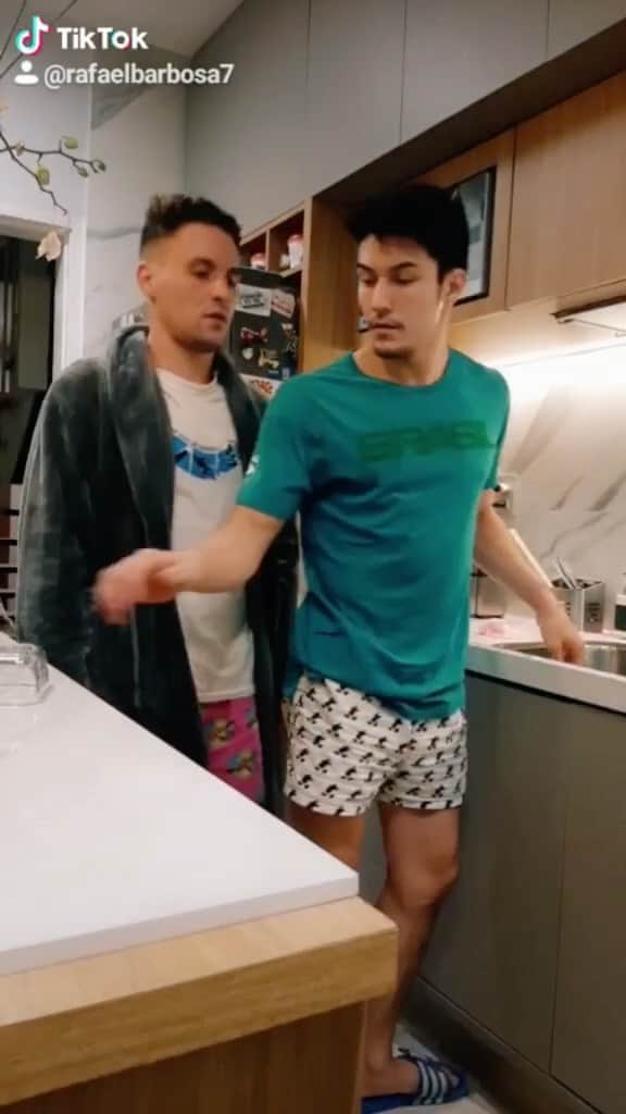 のインスタグラム：「Aquela vontade que dá quando alguém te atrapalha na cozinha!!!! 🤪😅 @rafaelhenriqueb 👊🏻  . #kitchen #friends #trend  #tiktokers #amizade #amigasperonomucho #Humor」