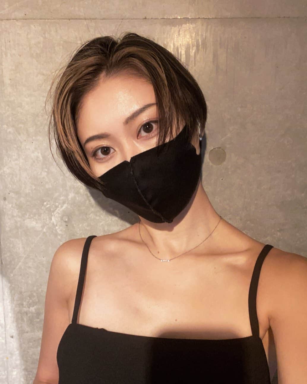 浅野琳のインスタグラム：「... 自分がもっと「影響力」のある人間になって 色々と発信していきたいですね、 芸能のお仕事も、介護のお仕事も日々全力で。 担当させて頂いている生徒さん 一人一人の「出来た」を増やしていきたい、 そしてもっと知ってほしい、  #浅野琳 #1996 #着物 #きもの #kimono #和装 #侘び寂び #わびさび #浮世絵 #ukiyoe #和彫 #古き良き #japan #japanculture #三島由紀夫 #文学作品 #book #physic #きものコーディネート #photography #training #茶道 #表千家 #和文化 #御作法 #茶室 #japangirlstyle #昭和レトロ #大正ロマン #福祉」