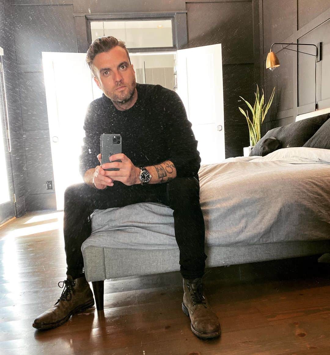 のインスタグラム：「you’d think with an entire year of touring getting cancelled i’d find time to dust off my mirror. unfortunately, here we are. very excited for show 2 of the #basementnoise concert series tonight, my set my set!!」