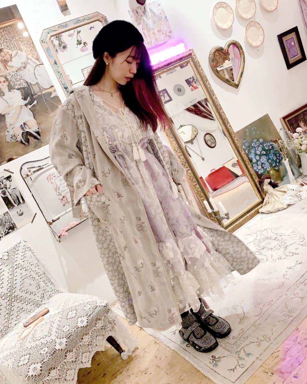 ぱいぱいでか美のインスタグラム：「rurumu:展示会、迷いに迷った末このワンピースをつけてきました❤︎ ꙳ #rurumu #exhibition ꙳ １枚目で上から羽織ってるアウターも本当に可愛かった(T . T) この前載せた水色のセットアップと散々悩んでワンピースにしました☻ このワンピースほんとにすごくて いろんなとこにあるいろんなリボンを 絞ったり緩めたり結んだり結ばなかったりするたびに めちゃくちゃ表情が変わるんですよ…… ワンピースってコーデ考えなくて楽な代わりに 組み合わせの自由度はトップスとかボトムスに比べて下がると思うんだけど ワンピースの機能の中に印象を変えられるものがこんなについてるのすごすぎるな… 見た目の繊細さはもちろんそういう面でも めちゃくちゃ気に入っちゃってこのワンピースにしました❤︎ 本当に届くのがたのしみ……(T . T) 袖も、なんかもう、すごくないですか？(語彙力) 佳苗さんにもこういう色味似合うねって言って頂けたので 自信持って着ようと思いますー！ なんかここ1.2年で優しい色味も好きになったけど 似合ってるか自信なかったから嬉しかったです。笑」