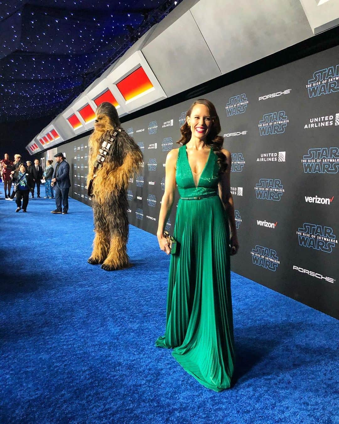 エミリー・スワローのインスタグラム：「#flashbackfriday to the girl in the green dress with a big ol’ goober grin on her face because: CHEWIE! * Also: Join @chadkimball76 , @normajeanmeatballs and me at 1030 ET/ 730 PT TONIGHT for a @hauntingofthemarycelestemovie viewing party on #instagramlive !  It’s a fun little scary movie I shot and it’s available today on iTunes and other streaming platforms (go to the IG page for web link and other info). Bring your 🍿 🍫 🥤! * * * #riseofskywalker #starwars #themandalorian #thisistheway #armorer #chewbacca #redcarpet #premiere」