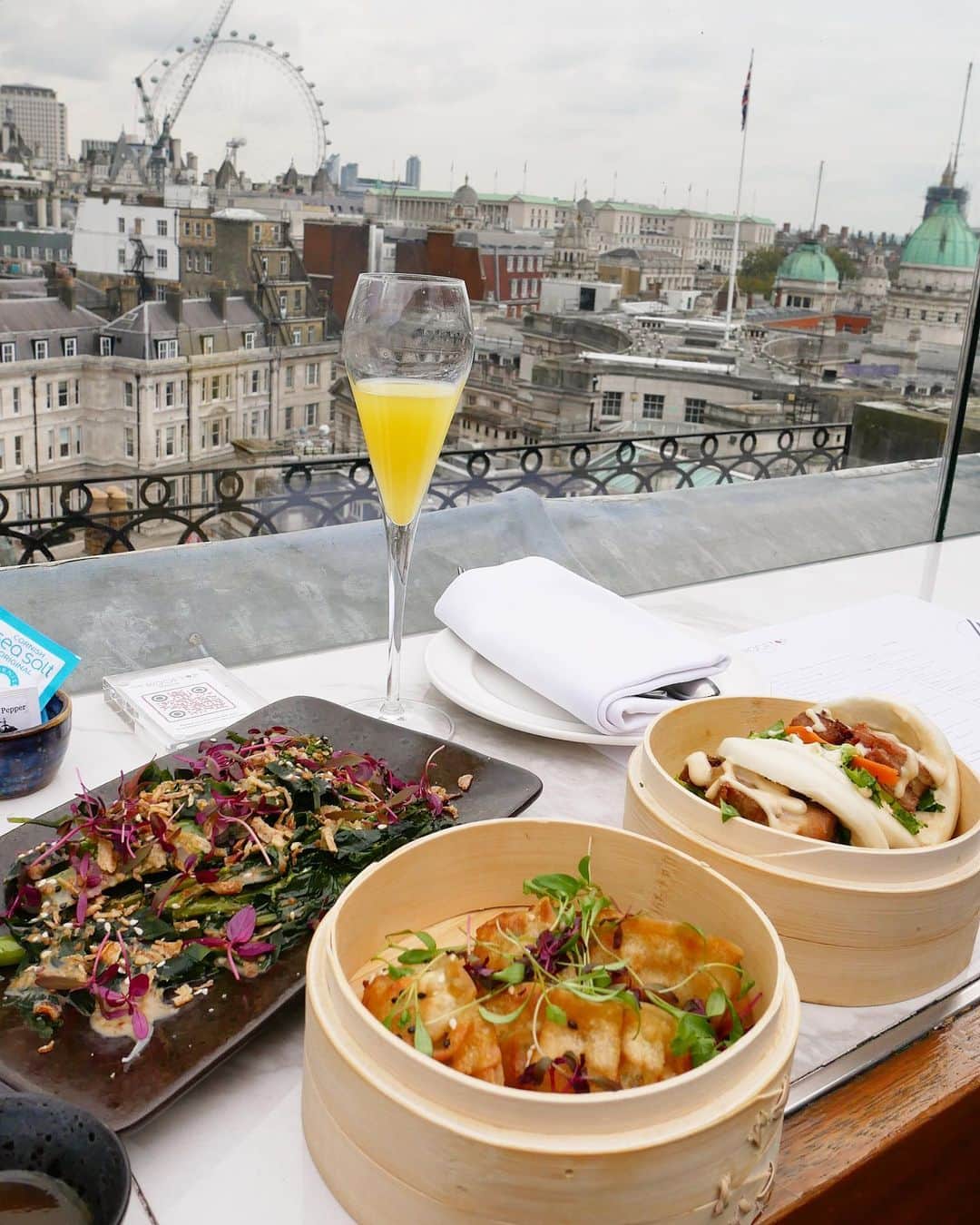 Eat With Steph & Coのインスタグラム：「Brunch with a view at the fabulous @rooftopsw1 on their rooftop terrace overlooking Trafalgar Square.   They have an Asian inspired menu including plenty of vegan options - including the stickiest crispiest tofu I think I’ve ever had!   Brunch menu is really reasonable at £29 for sharing these small plates plus a main each. They also do dinner!   Location: Trafalgar Square Price: £29pp for brunch, ~£14 for cocktails  Cuisine: Asian Best for: cocktails with friends or date night Best dish: tofu main Book ahead: Recommended Vegan/veggie: Yes good range   #invite   #yougottaeatthis #tastethisnext #foodlover #eattheworld #infatuation #eater #lovefood #cheatday #forkyea #food52 #infatuationlondon #food #foodie #londonfoodie #london #toplondonrestaurants #eatinglondon #onthetable #munchies #prettyfood #eatout #foodfeed #feeder #lovetoeat #londonfood #foodpics #cheatday #rooftop #rooftopbar」