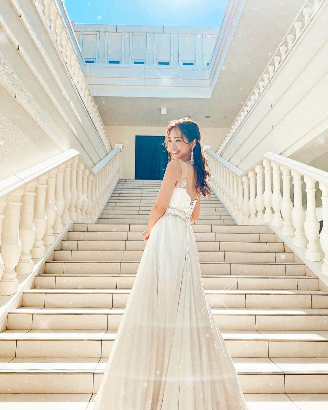 のインスタグラム：「この前の花嫁マリナ🔔✨ *  * 撮影チームの皆さんは 東京から来られてたみたいなんだけど まーーーじ エモくてお洒落で 最後はクリエイティブで まりなはんのイメージに合うようにって たくさん考えてくれていて 仕上がりが楽しみすぎるねん🥺💗 あ、もちろん！！ 会場が素敵すぎることは ストーリー見て分かってくれてるよね🥰 📍#アールベルアンジェ高松 さま⛪️ * * もともとまりながモデル業 (最初はサロンモデルからはじめました) したい！！と思った理由は たくさんのウェディングドレスが 着たくて 色んな花嫁になりたくてなんです😌💭 けど、、 地黒の私にそんな需要あるのかな… ってすごく悩んだけど そもそも今の時代 海好きラテ肌ガールちゃんも もとから地黒ガールちゃんも たくさんいるはずで パンフレットやHPの花嫁が みんながみんな 外人モデルさんや 妖精さんのようなモデルじゃ イメージ湧かないから リゾート系なら まりなでもモデルとして なれるんじゃないかっ⁉️ と思って あれやこれや出来ることから頑張って たくさん勉強して 少しずつドレスを着る機会ができて その度に私らしい花嫁に仕上げて下さり ドレスを着るたびに とても幸せな気持ちになります😌❤️ #ここだけの話 #どうでもいい話 * * ちなみにこのドレスは レースの部分がはずれてベアにもなる 2wayなんだよ(´▽｀)！ 一気に雰囲気変わるから そのバージョンもまた載せる😘 * * * #香川県#高松駅#高松市#リゾートウェディング#フォトウェディング#結婚式場#ウェディングドレス#花嫁ヘア#ハーフアップアレンジ#ラテ肌ガール#アールベルアンジェ#瀬戸内海#オーシャンビュー#花嫁準備#maricuru」