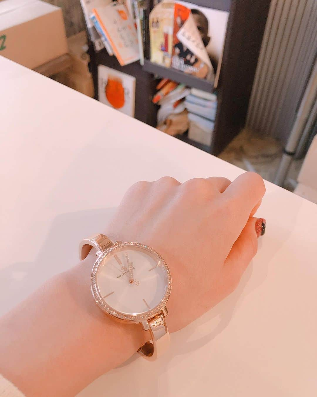 熊本美和さんのインスタグラム写真 - (熊本美和Instagram)「おやくま🐻 . . 4B WATCHES⌚️ ♡自分のスタイル、自由な表現♡で♡色♡を基調とした色彩豊かながらもシンプンで上品なデザインが特徴な時計だよ*.。ଘ(*´ ᵕ `)੭✩  みいはシンプルで大人っぽいけどキラキラ可愛いデザインを選んだよおおお🧸💖 @4bwatches_japan  【kumamjs】 ご使用で10%OFFになります！！！！！ クーポン期限は本日より1年間🖤  . . #おやすみ #goodnight #🌙 #おやくま #pr #腕時計 #時計 #watches #4bwatches #blackbybluebrave #cafe #カフェスタグラム #fashion #秋 #ootd #asianbeauty #japanesegirl #Halloween #kawaii #makeup #beauty #黒髪 #黒髪ロング #イヤリング #lunch #すきぴ」10月24日 0時36分 - miwa_babyb