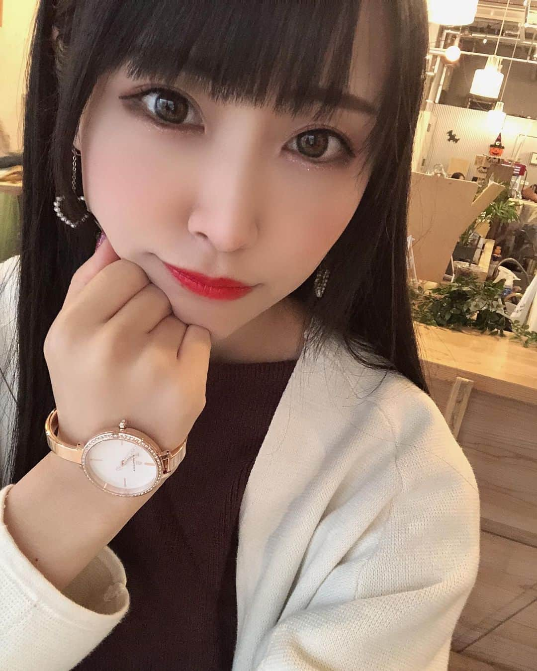 熊本美和さんのインスタグラム写真 - (熊本美和Instagram)「おやくま🐻 . . 4B WATCHES⌚️ ♡自分のスタイル、自由な表現♡で♡色♡を基調とした色彩豊かながらもシンプンで上品なデザインが特徴な時計だよ*.。ଘ(*´ ᵕ `)੭✩  みいはシンプルで大人っぽいけどキラキラ可愛いデザインを選んだよおおお🧸💖 @4bwatches_japan  【kumamjs】 ご使用で10%OFFになります！！！！！ クーポン期限は本日より1年間🖤  . . #おやすみ #goodnight #🌙 #おやくま #pr #腕時計 #時計 #watches #4bwatches #blackbybluebrave #cafe #カフェスタグラム #fashion #秋 #ootd #asianbeauty #japanesegirl #Halloween #kawaii #makeup #beauty #黒髪 #黒髪ロング #イヤリング #lunch #すきぴ」10月24日 0時36分 - miwa_babyb