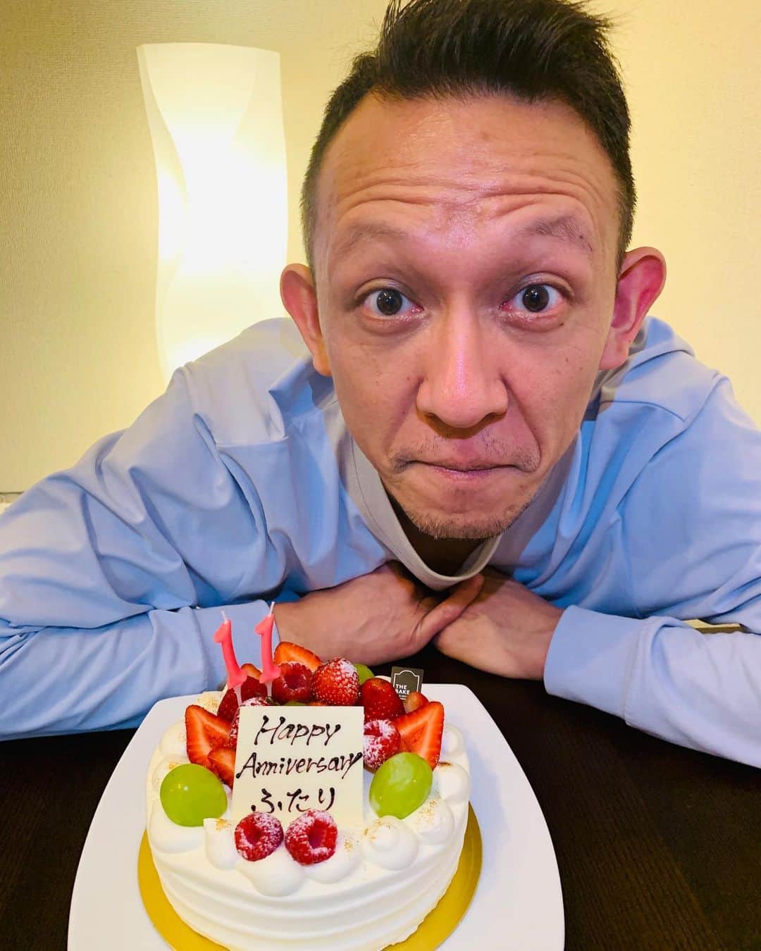 のインスタグラム：「2020.10.24.(土)  今日は結婚11周年👨♡🧑 🎂 妻の誕生日でもあります。 💐 💐 人生において結婚が全てではないし、 結婚しても世の理不尽な事がなくなる訳ではないのだけれど 他人には踏み込みにくい部分を率直に注意してくれたり、 とても辛く哀しい時に 寄り添って包んでくれるパートナーが居てくれる。 自分だけではない、 ふたりで在る事の大切さは11年経って日に日に大きく。 💐 12年目も何卒よろしく💛 💐 💐 💐  そして、岡村さん ご結婚おめでとうございます(嬉❗) おふたり、健康で 幸せでいて下さい🧡 🎂 🎂 🎂 🎂 ケーキは、大好きな  @the_bake1121 さんにお願いしました🍓 ふたりでペロリと頂きました😋 🎂 🎂 🎂 🎂 🎂 🎂 プレゼント中の渋谷スポンジオリジナルステッカー、 11月は違うversionをプレゼント❗ 🐕 11月のご予約もHPにて受付中です。  お早目にスケジュールをご確認の上 お願い致します。 🐕 🐕 🐕 🐕  #渋谷スポンジ  #美容鍼 #鍼灸 #マッサージ  #痩身 #ヘッドスパ #筋膜リリース 東京都渋谷区松濤1-28-6 麻生ビル2F☏‭0367127598‬ 🍄ご予約はHP又はお電話で ‭www.shibuya-sponge.com‬ ⇧⇧⇧✨HPリニューアル✨ . . 🐕✨1ヶ月以内リピート常時500円OFF❗ 🐕✨初回の方にプチギフト進呈🎁 🐕✨Instagramフォロワー様に美容シートパックプレゼント🎁 . . . #美容鍼灸 #小顔  #シミ #くすみ #ダイエット鍼 #腰痛 #肩こり #むくみ #乾燥肌 #肌荒れ  #たるみ #アンチエイジング  #リフトアップ #ツヤ肌  #偏頭痛  #眼精疲労 #骨盤調整 #姿勢改善 #猫背 #巻き肩 #thebake #岡村隆史 #結婚記念日」