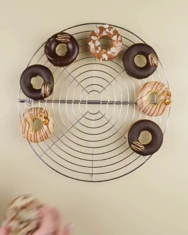 オリガ・ノスコワのインスタグラム：「This is how I make sponge doughnuts🍩   As you can see, it is all fairly quick and easy. The much-awaited weekend ahead is a great chance for you to try to do it yourself.   Wishing you a lot of inspiration in the kitchen!  Вот как я готовлю пончики из бисквитного теста🍩   Сами видите, все достаточно быстро и просто. Впереди наши любимые выходные – можно попробовать повторить.    Всем вдохновения на кухне, друзья!」