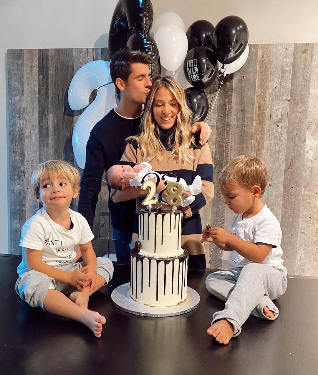 アルバロ・モラタのインスタグラム：「Gracias a todos por vuestros mensajes. Mi mejor regalo. 👫👶🏼👶🏼👶🏼❤️ Grazie a tutti per i vostri messaggi. Il mio regalo più bello ❤️」