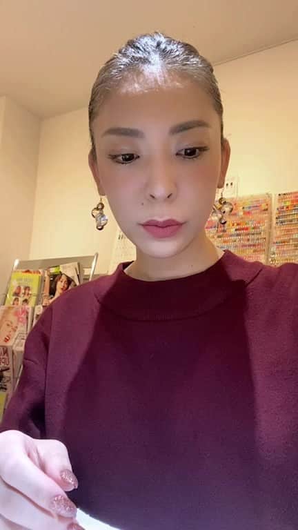 山名未紗のインスタグラム：「ネイルを作りながら雑談。 ご質問があった 💄は　@diormakeup  ルージュディオールリキッド #ライブリーマット574」
