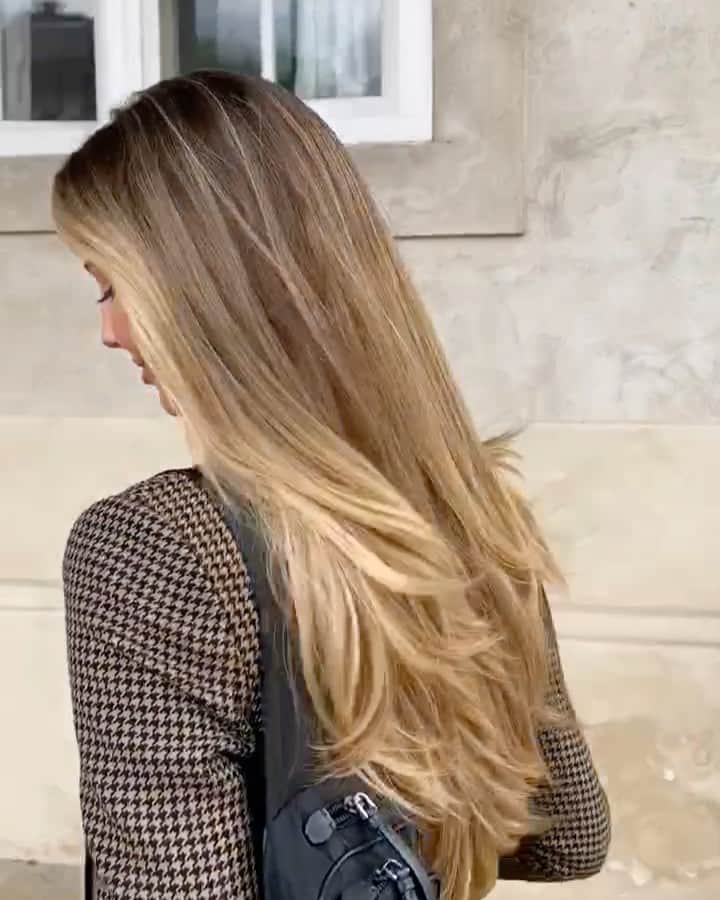 Mathilde Goehlerのインスタグラム：「Weekend feels 🥳 how are you spending the weekend?」