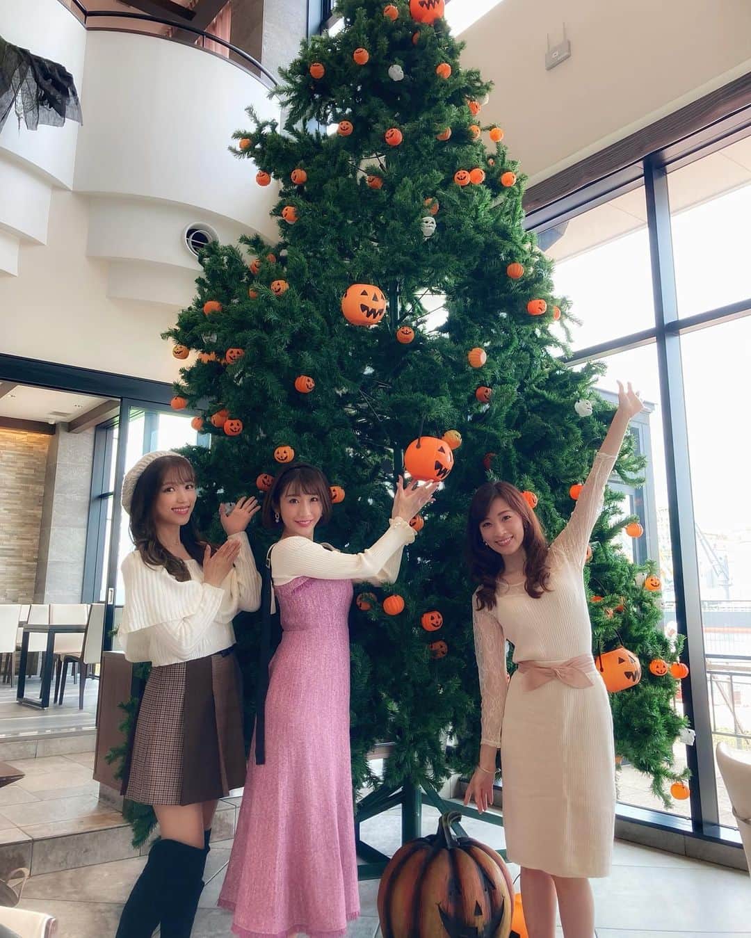 小原春香のインスタグラム：「#ハロウィン #ツリー #メンバー #LOVE #お仕事 #撮影 #これから #楽しみ #千葉 #小原春香」