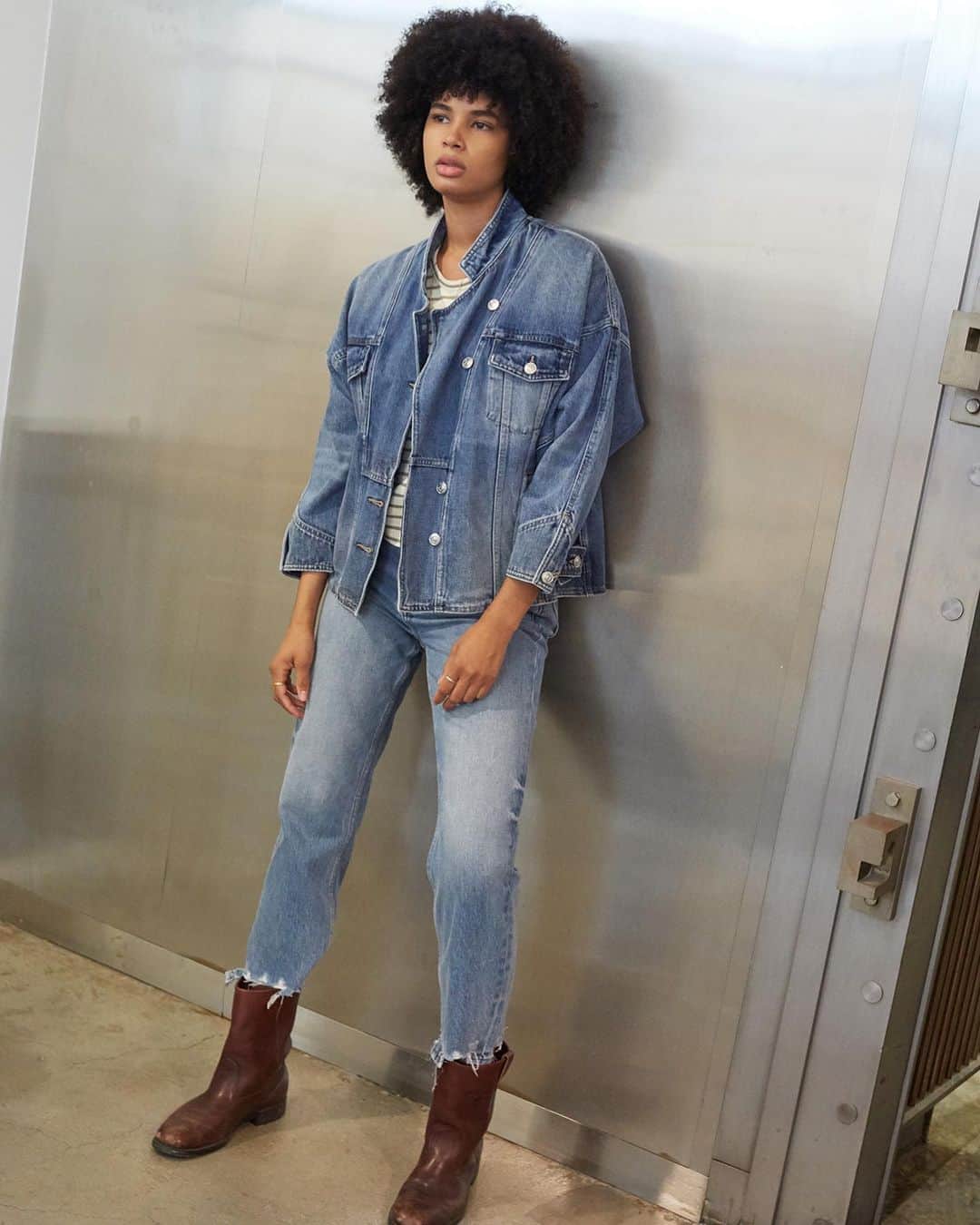 カレントエリオットのインスタグラム：「just in: new denim in a new fit borrowed from the boys, made for you – the jackie is casually comfortable and features a chewed hem and faded wash / visit the link in our bio to discover  #currentelliott  #currentelliottjeans  #denim」