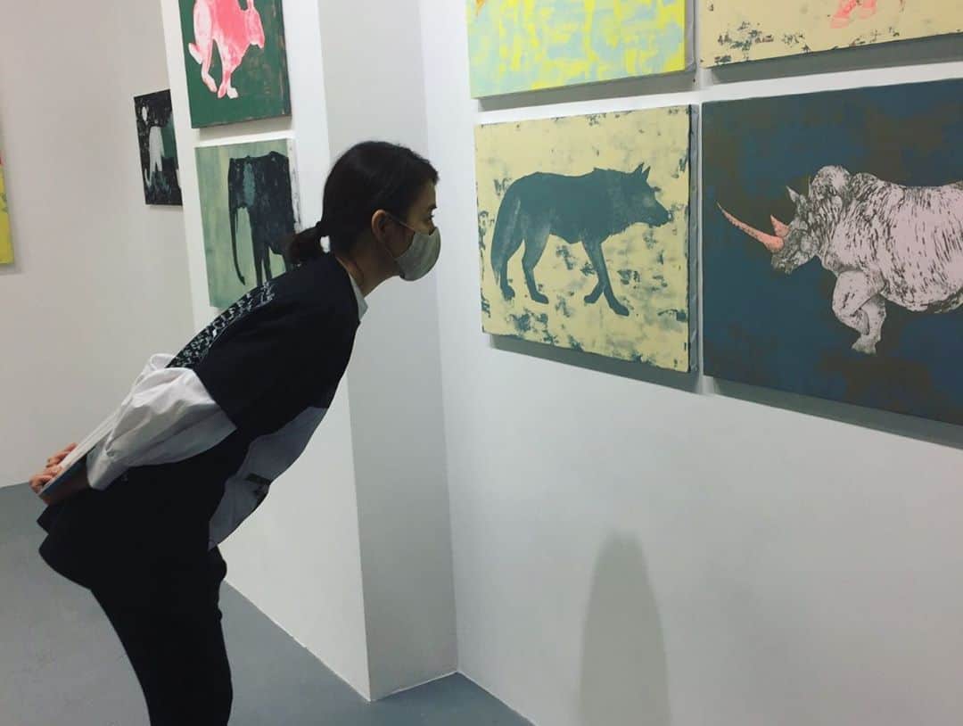 石田ゆり子さんのインスタグラム写真 - (石田ゆり子Instagram)「田中健太郎さんの個展 「地点」が 南青山にあるhpgrpギャラリーにて開催されています。私は、初日に滑り込みセーフで行ってきました。 健太郎さんの色と線。 じっと佇んで じっくりと味わってきました。11/21(土)までです。 是非。」10月24日 0時52分 - yuriyuri1003