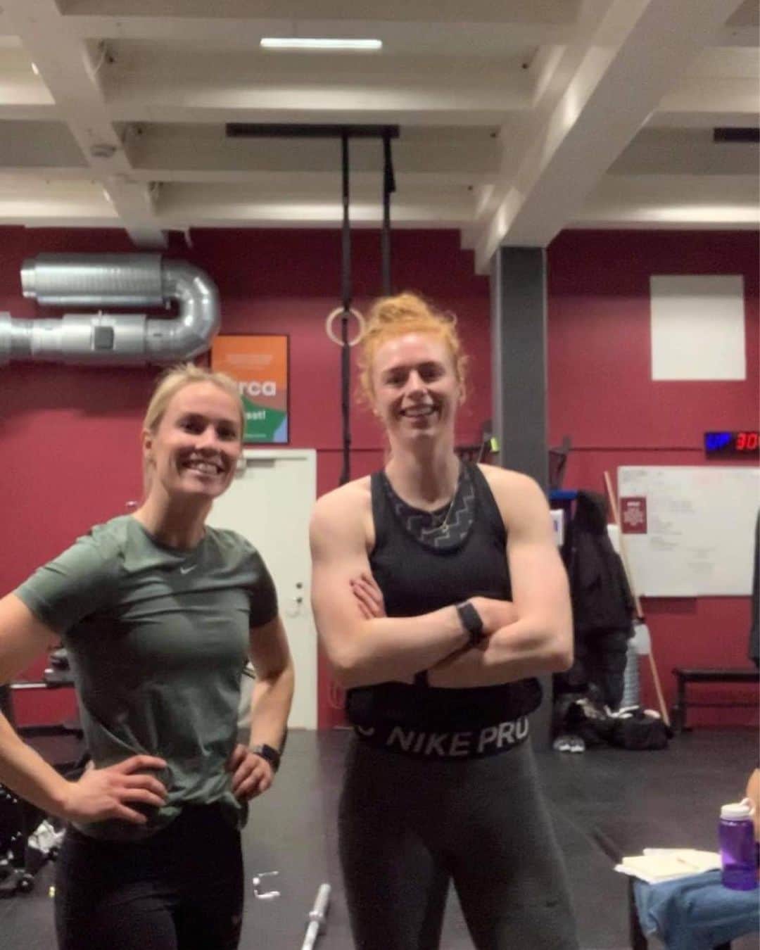 マチルドU・クラマーのインスタグラム：「#StærkereEndCancer Challenge med @linusprodk og @in2zym 🔥   Det blev til 100kg dødløft for 15kr for mit vedkommende 👊🏻 (Swipe for at se løftet og øvelserne)  Min stærke træningsmakker @mathildeheltbech lavede 5 pull-ups 💪🏻   Skal du også lige nå at gi’ dit bidrag? 🤗🏋🏼‍♀️  (Ikke reklame, blot en god sag)」
