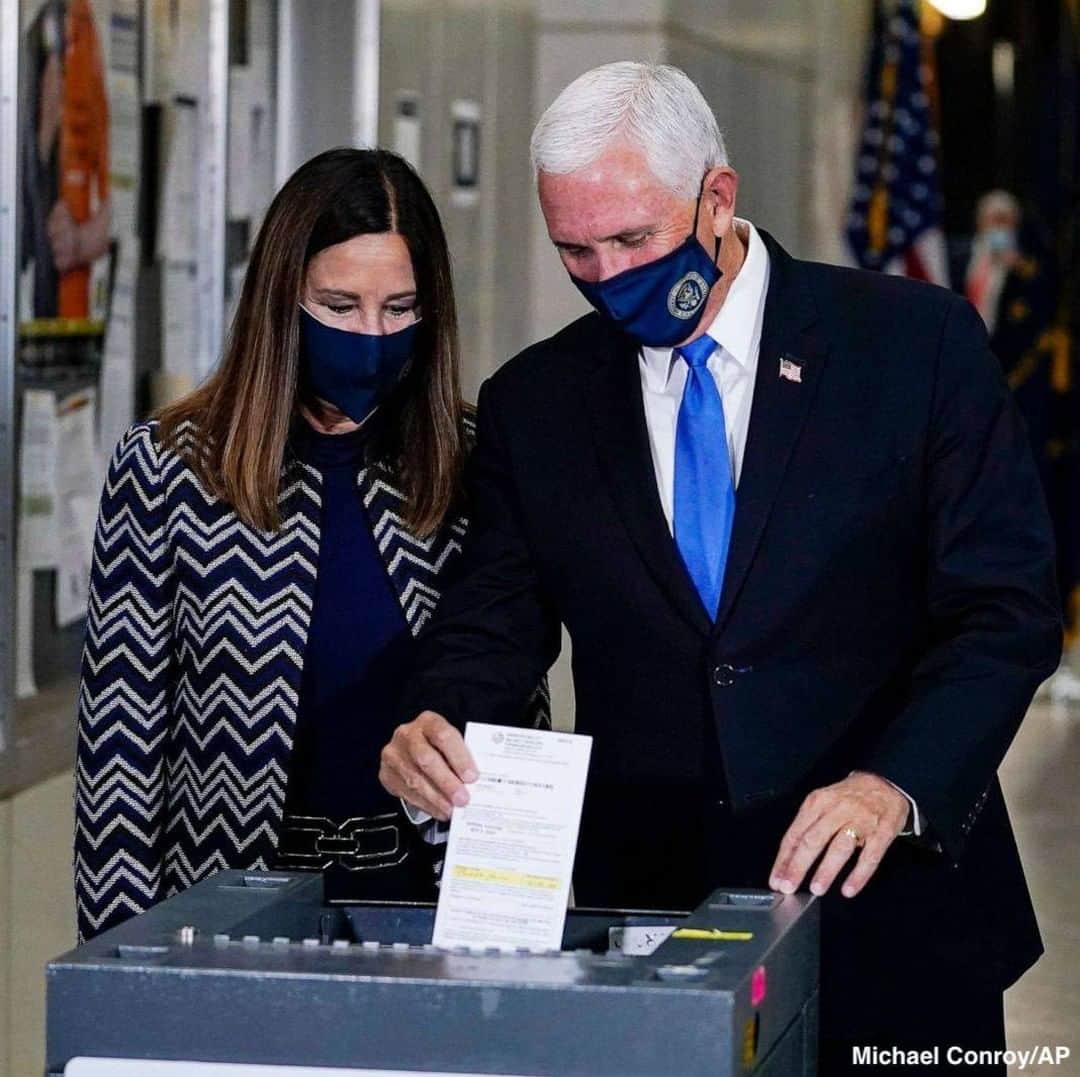 ABC Newsさんのインスタグラム写真 - (ABC NewsInstagram)「Vice Pres. Mike Pence and second lady Karen Pence cast their ballots in-person in Indiana. #mikepence #karenpence #indiana #voting #politics #election」10月24日 0時53分 - abcnews