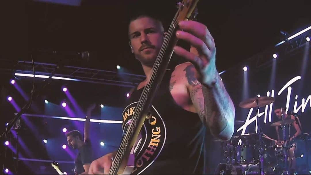 All Time Lowのインスタグラム：「Get. Fucking. Pumped. See you tonight. shop.alltimelow.com #BasementNoise」
