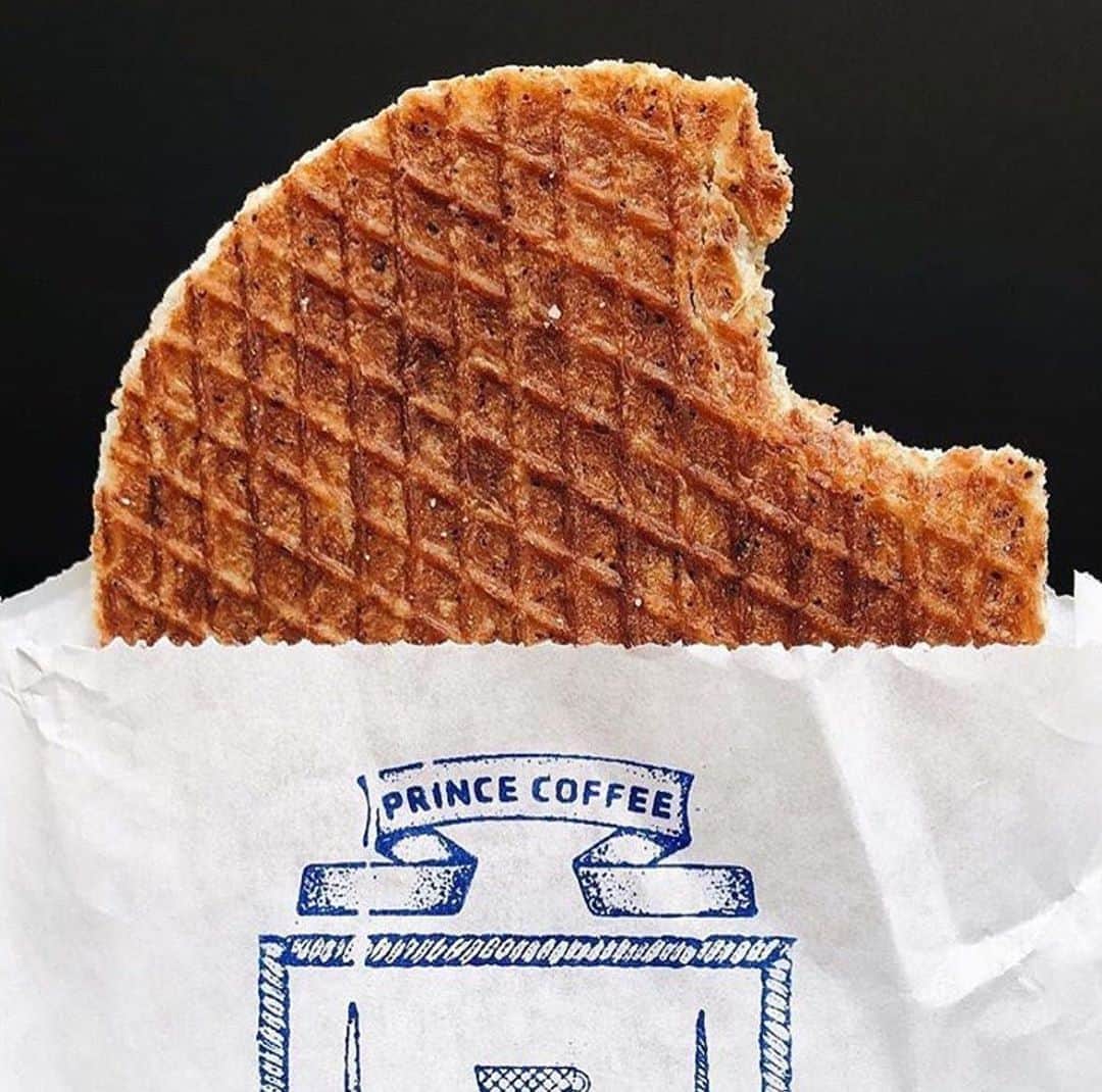 Portlandさんのインスタグラム写真 - (PortlandInstagram)「Did someone say STROOPWAFLE? @princecoffeepdx in Beaumont is a PDX favorite when it comes to these caramelly sweet treats! Tag your coffee & stroopwafle date☕️ - 📷: @princecoffeepdx  #Portland #PortlandNW #PDX #EaterPDX #Coffee」10月24日 1時00分 - portland