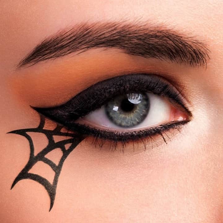 のインスタグラム：「Spooky season means doing boo-tiful spiderweb eyeliner using our Avon True Color SuperExtend Precise Liquid Pen in Black for your Zoom #Halloween party! 🕷🕸」