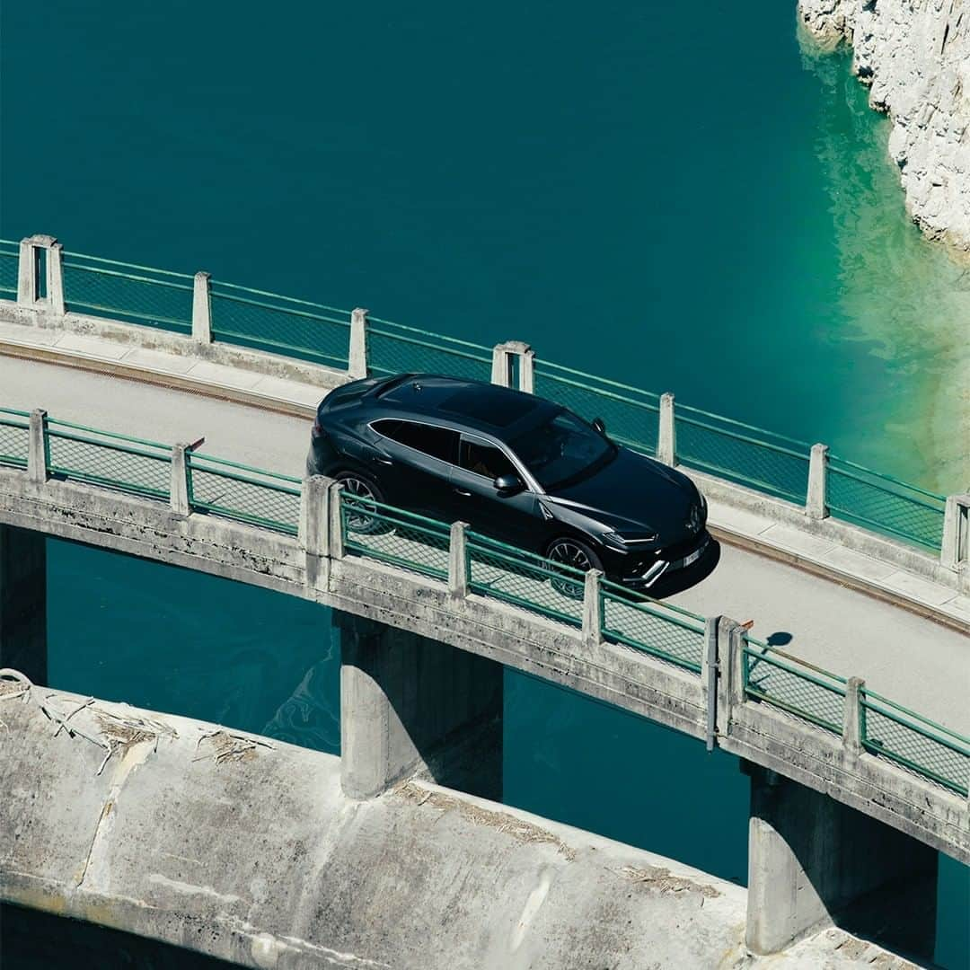 ランボルギーニさんのインスタグラム写真 - (ランボルギーニInstagram)「Lamborghini Urus and @mattiabalsamini explore the beautiful region of Friuli Venezia Giulia. From its lakes to caves, our Super SUV unlocks all roads to get there, as if it had been created to be here.  #Lamborghini #Urus #UnlockAnyRoad #WithItalyForItaly #FriuliVeneziaGiulia」10月24日 1時00分 - lamborghini