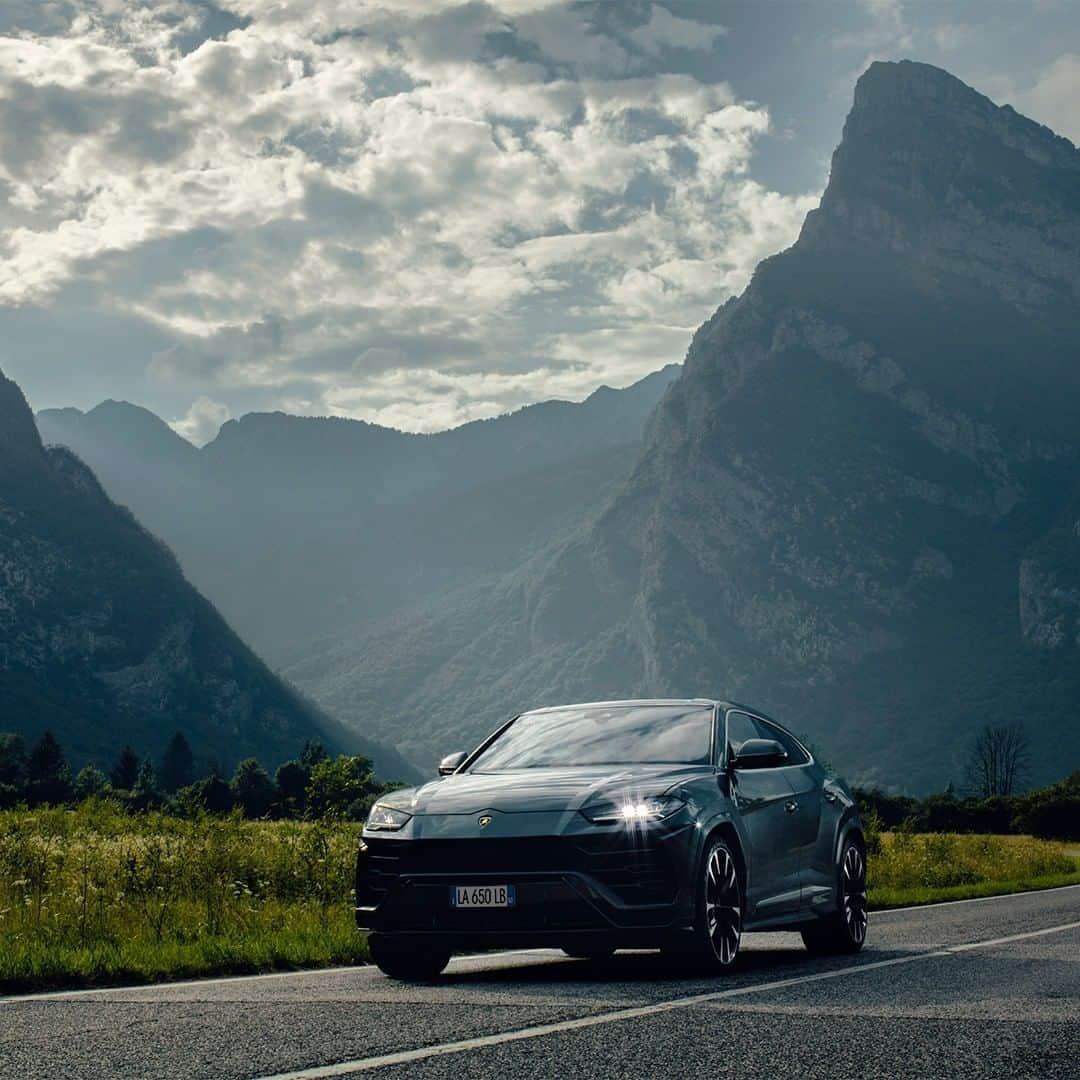 ランボルギーニさんのインスタグラム写真 - (ランボルギーニInstagram)「Lamborghini Urus and @mattiabalsamini explore the beautiful region of Friuli Venezia Giulia. From its lakes to caves, our Super SUV unlocks all roads to get there, as if it had been created to be here.  #Lamborghini #Urus #UnlockAnyRoad #WithItalyForItaly #FriuliVeneziaGiulia」10月24日 1時00分 - lamborghini