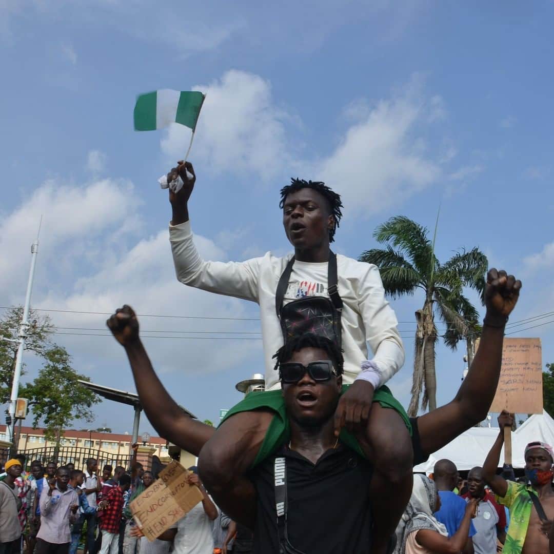 CNNさんのインスタグラム写真 - (CNNInstagram)「At least 56 people have died across Nigeria since the #EndSARS protests began on October 8, with 38 killed across the country on Tuesday alone, according to human rights group Amnesty International.   SARS -- Nigeria's Special Anti-Robbery Squad -- is a controversial police unit that has taken the lead in addressing the country's most serious crimes -- armed robbery, kidnapping, assault, and murder. But over time it has become notorious for alleged abuses committed with apparent impunity.   On October 11, the inspector general of police said the SARS unit was being disbanded but protests over police brutality have continued. Bloodshed broke out earlier this week when eyewitnesses told CNN multiple demonstrators had been shot and killed by Army soldiers, who dragged their bodies away.   Following days of silence, President Buhari spoke to the nation on Thursday evening but failed to address the military attack on peaceful protesters, instead told the youth to “discontinue the street protests and constructively engage government in finding solutions.”   This has drawn criticism from protesters who accuse the President of failing to show empathy and unifying the nation.  Follow @cnnafrica to learn more about what’s unfolding in Nigeria.  (📸: Piu Utomi Ekpei/AFP/Getty, Benson Ibeabuchi/AFP/Getty, Olukayode Jaiyeola/NurPhoto via Getty Images)」10月24日 1時01分 - cnn