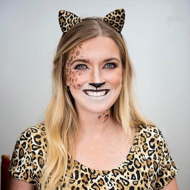 HGTVさんのインスタグラム写真 - (HGTVInstagram)「Bring your A-game to your Friday-before-Halloween Zoom meetings. 💁‍♀️ 💄 We found 40 face paint and makeup-only Halloween costume ideas so you can get into the holiday spirit... all while wearing your comfy clothes. 😂 Find all of our fabulous ideas at the link in our profile. 🔝 🎃⁠⠀ ⁠⠀ #HowToHalloween #halloween #costumeideas #halloweencostume #DIYcostume #funnycostume #punnycostume #costumemakeup」10月24日 1時03分 - hgtv