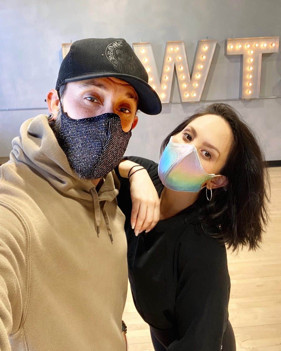 A.J.のインスタグラム：「Hey peeps, go grab a @cherylburke mask! Her collab with @baileyblueclothing is amazing. I got mine, you gotta get yours!! Link in stories.」